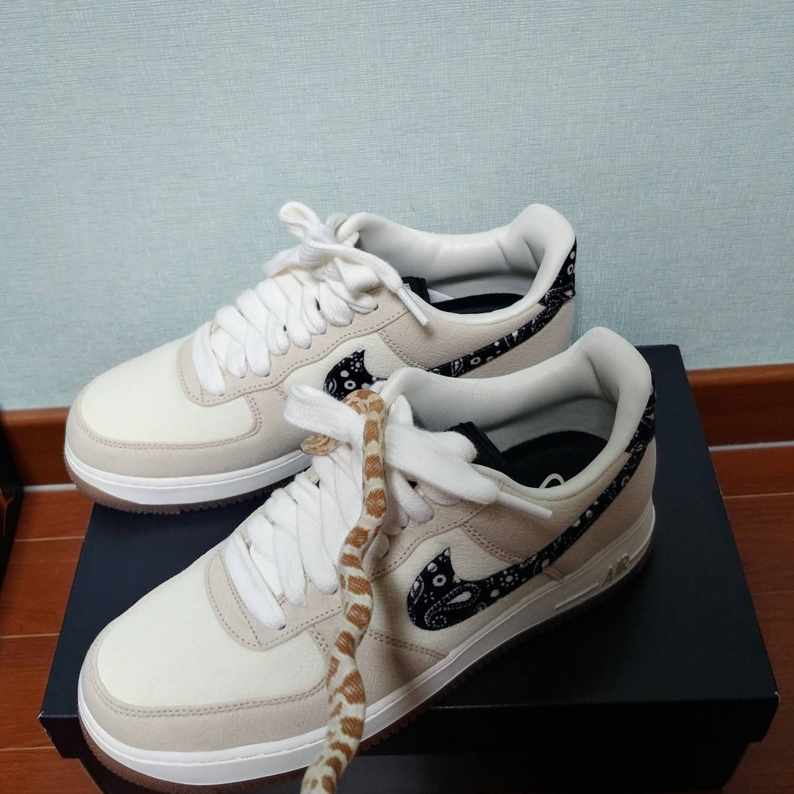 Nike Air Force 1 '07 LV8 Paisley Swoosh 착용 스타일