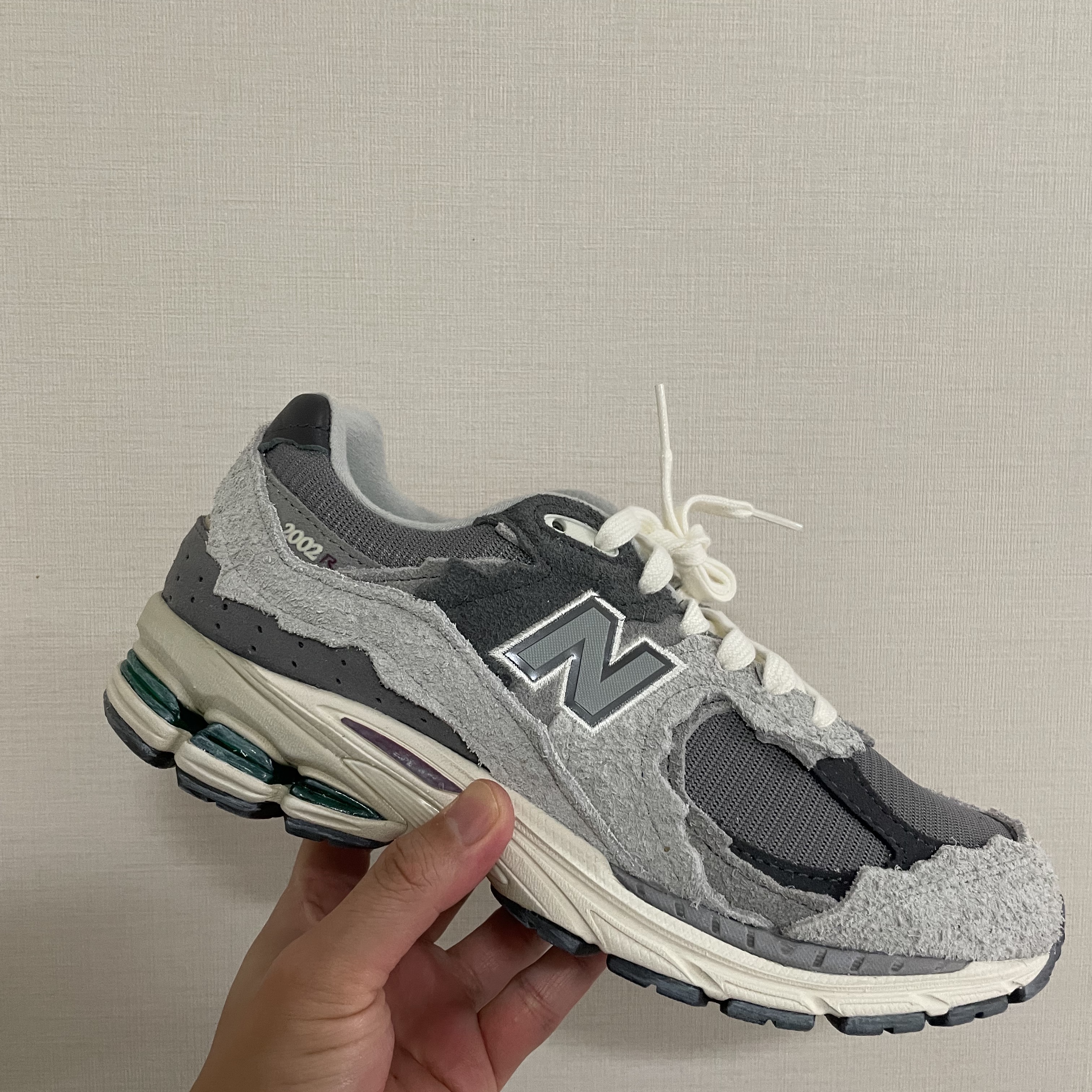 New Balance 2002R Protection Pack Rain Cloud 착용 스타일 - 1