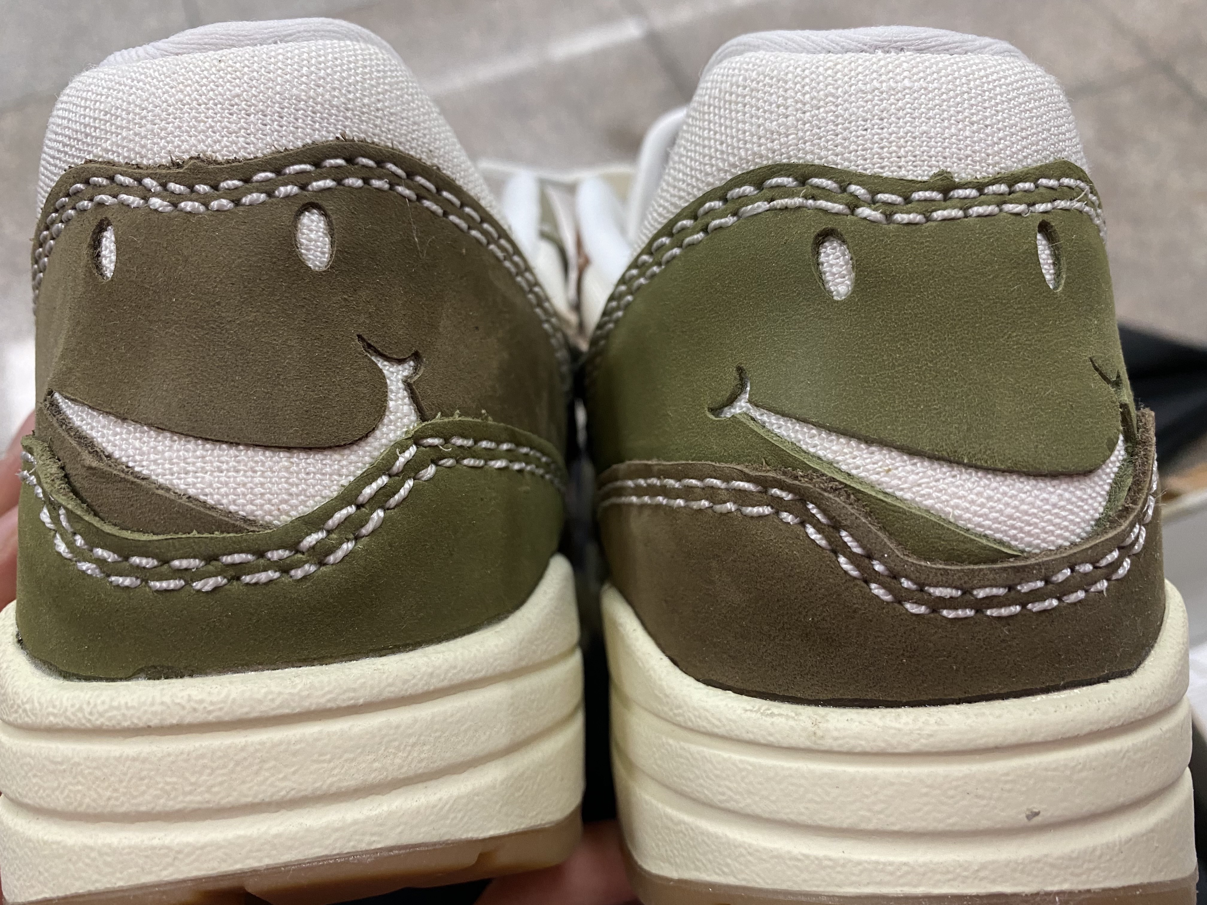 (W) Nike Air Max 1 Premium Wabisabi 착용 스타일 - 1