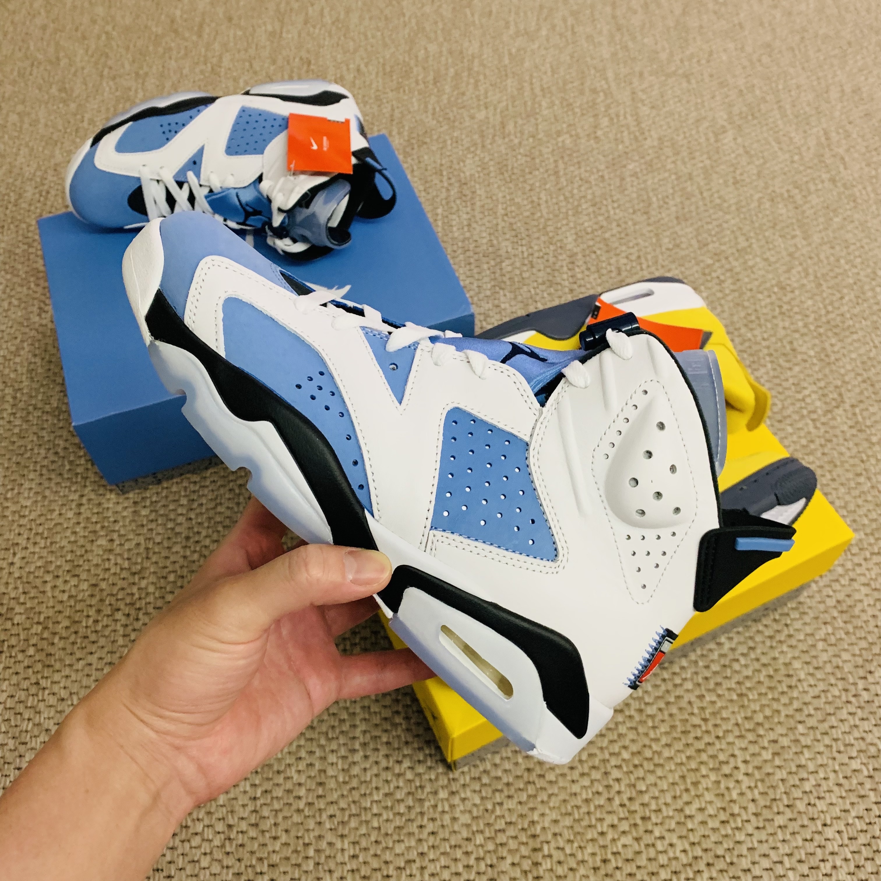 Jordan 6 Retro University Blue, Jordan 4 Retro Tour Yellow 착용 스타일 - 3