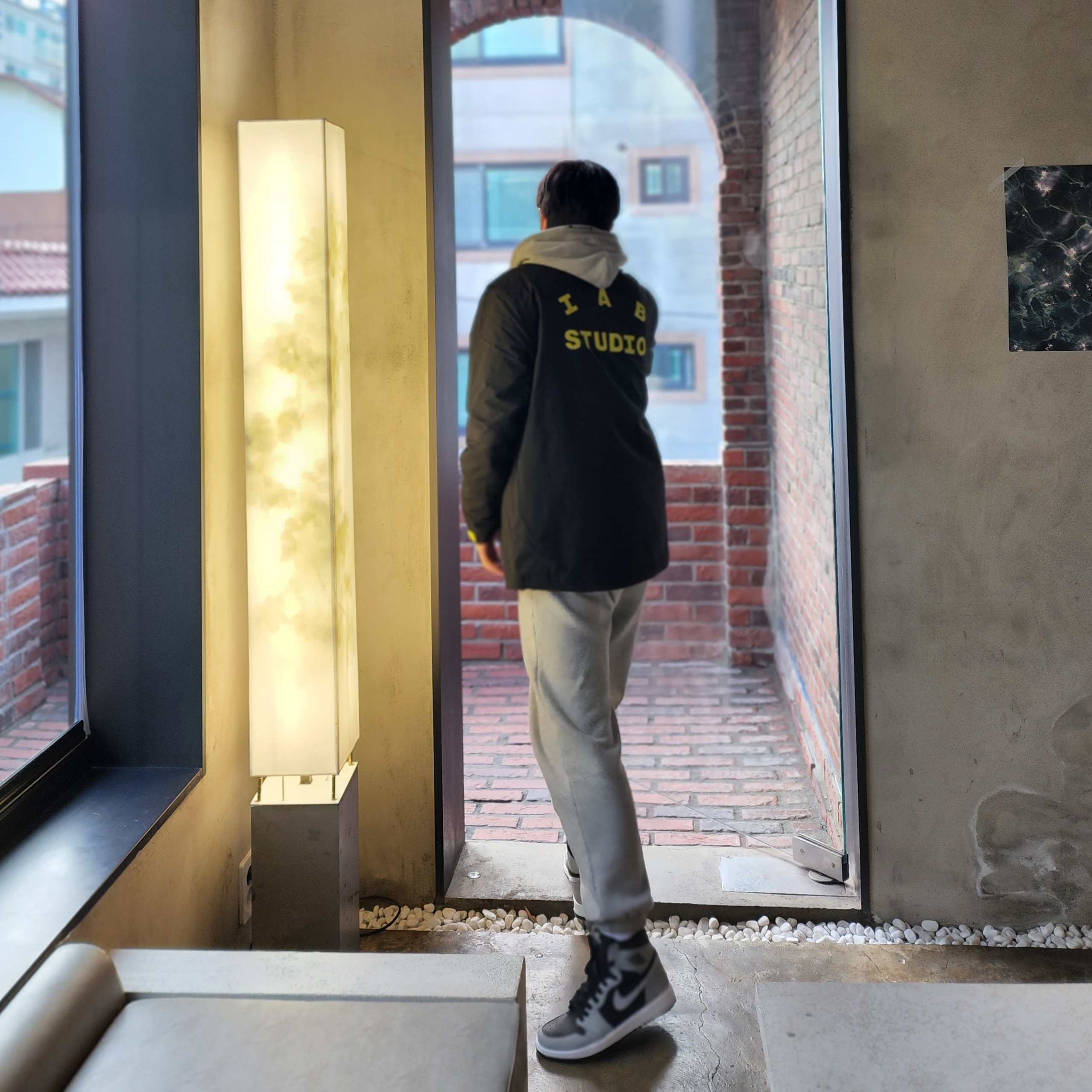 IAB Studio x Asics Windbreaker Black, Jordan 1 Retro High OG Shadow 2.0 착용 스타일