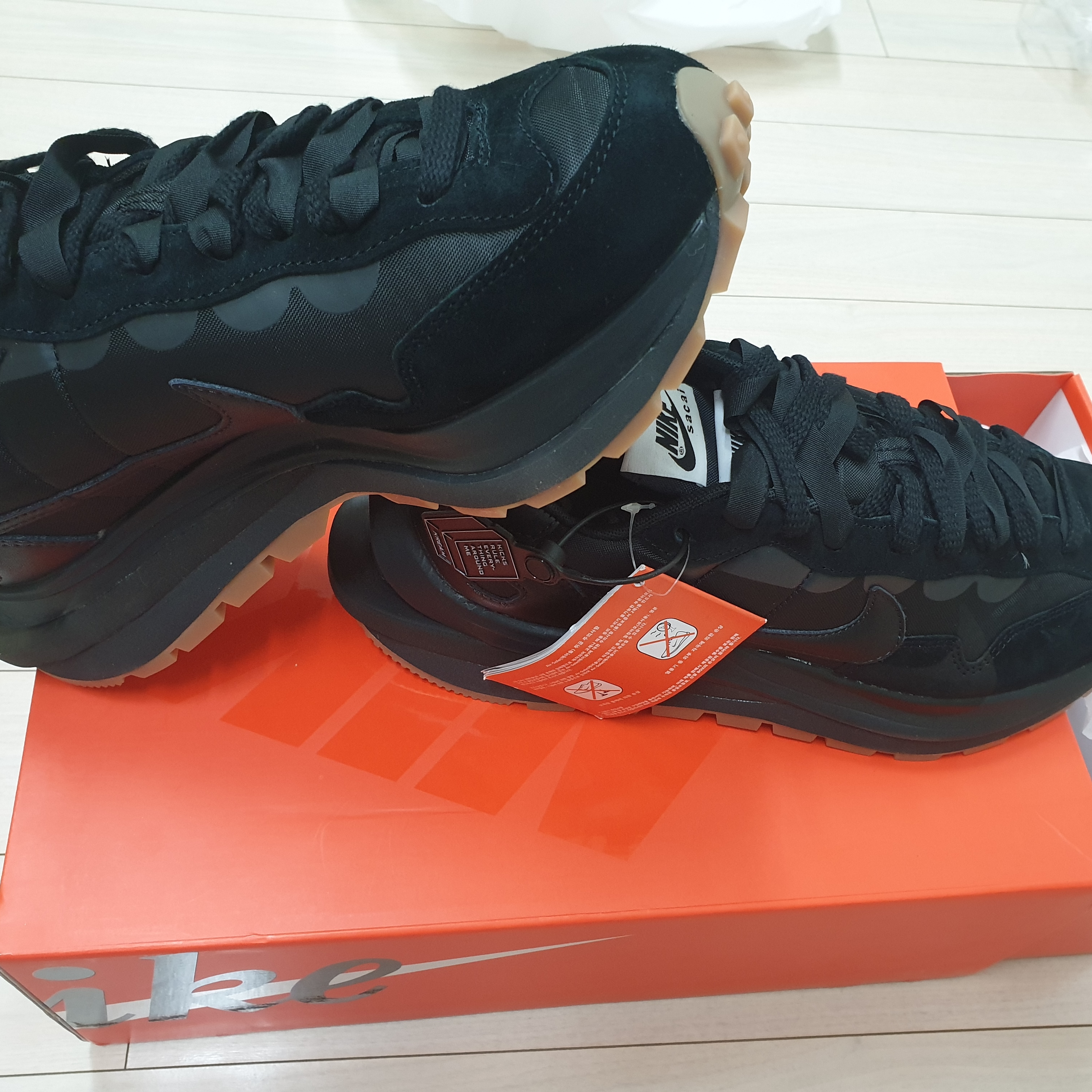 Nike x Sacai VaporWaffle Black and Gum 착용 스타일 - 1