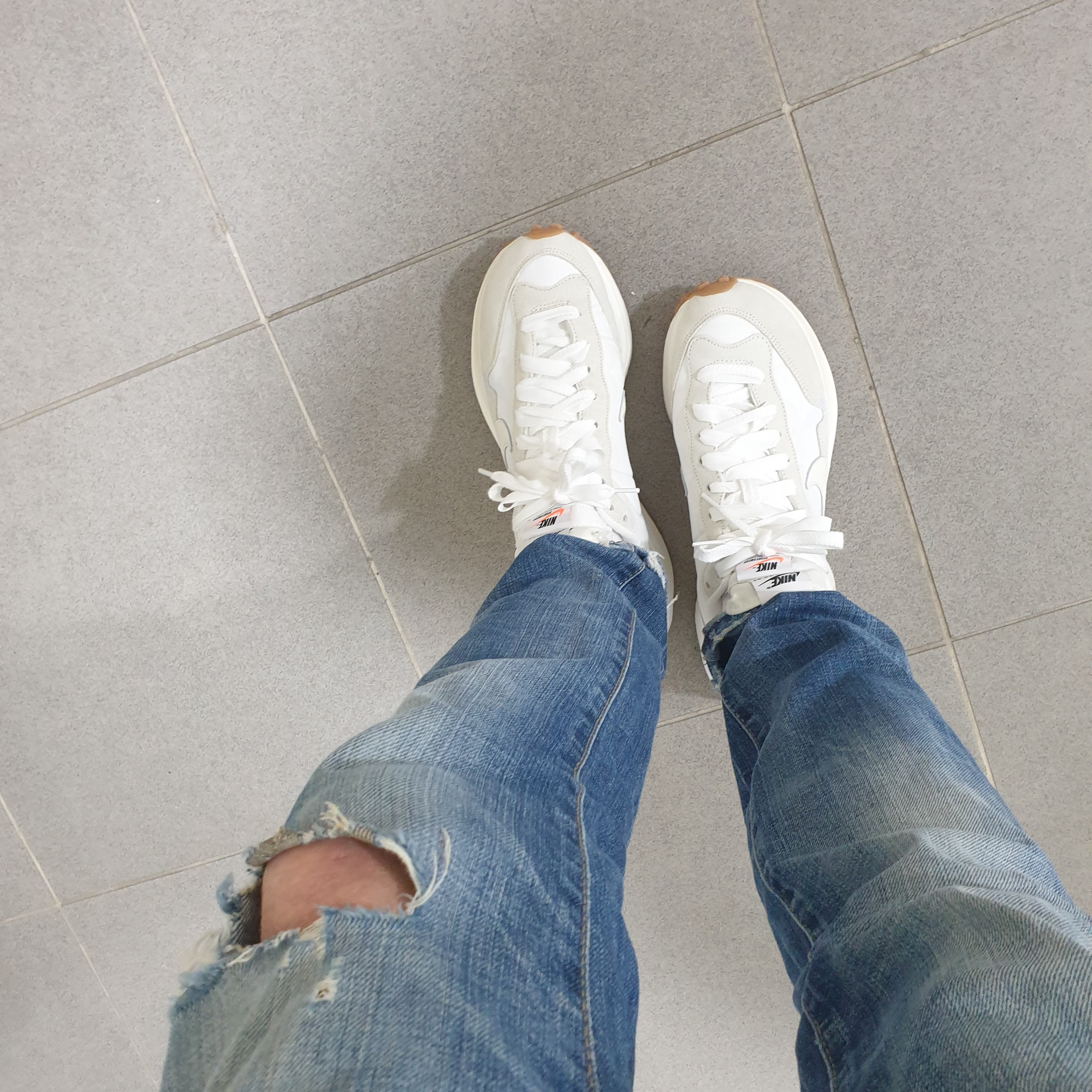 Nike x Sacai VaporWaffle White and Gum 착용 스타일 - 1