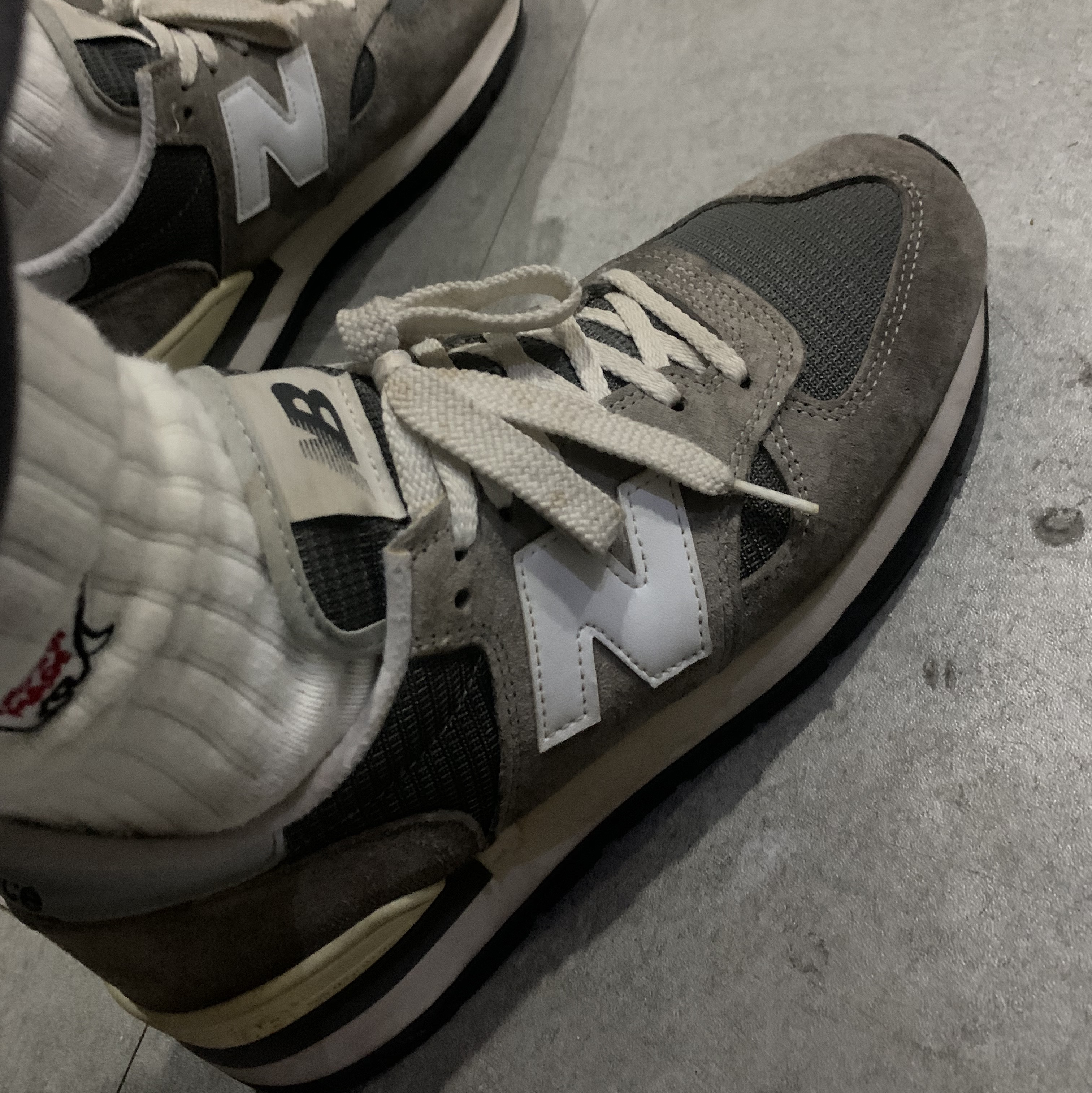 New Balance 990 Made in USA Grey 착용 스타일 - 2