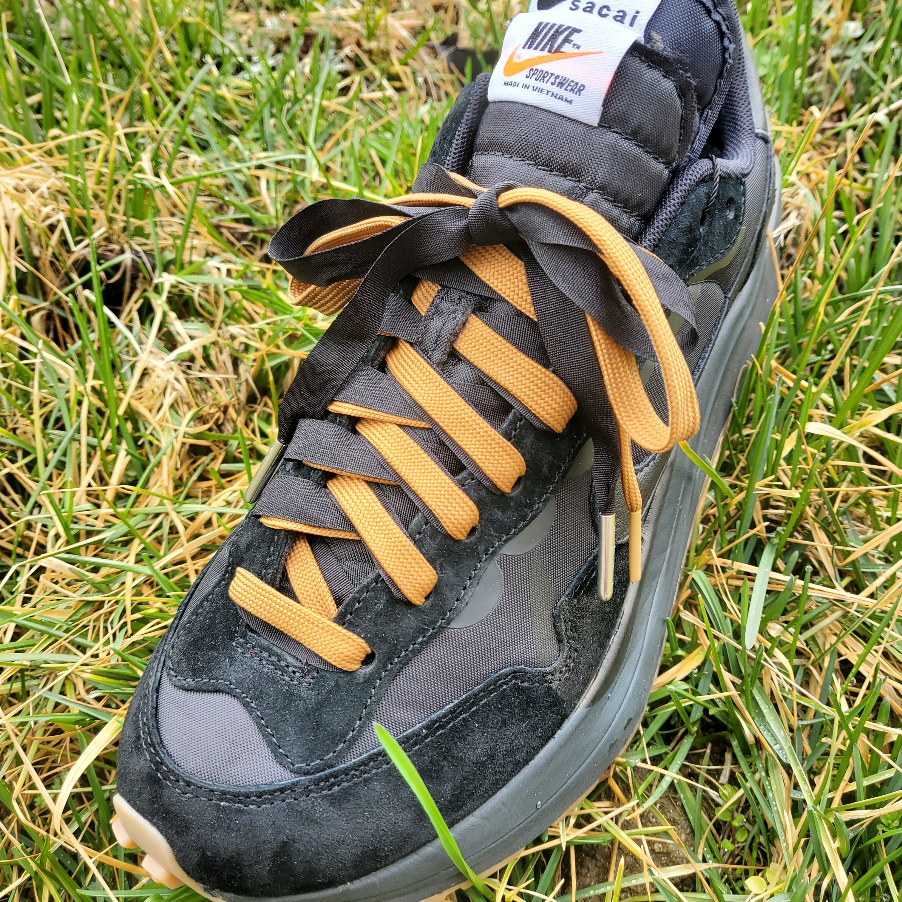 Nike x Sacai VaporWaffle Black and Gum 착용 스타일 - 2