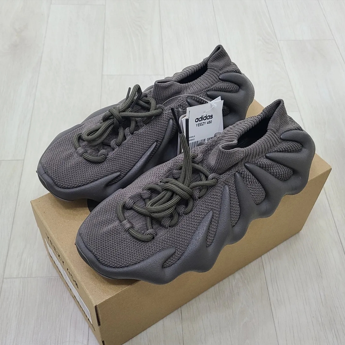 Adidas Yeezy 450 Cinder 착용 스타일 - 2