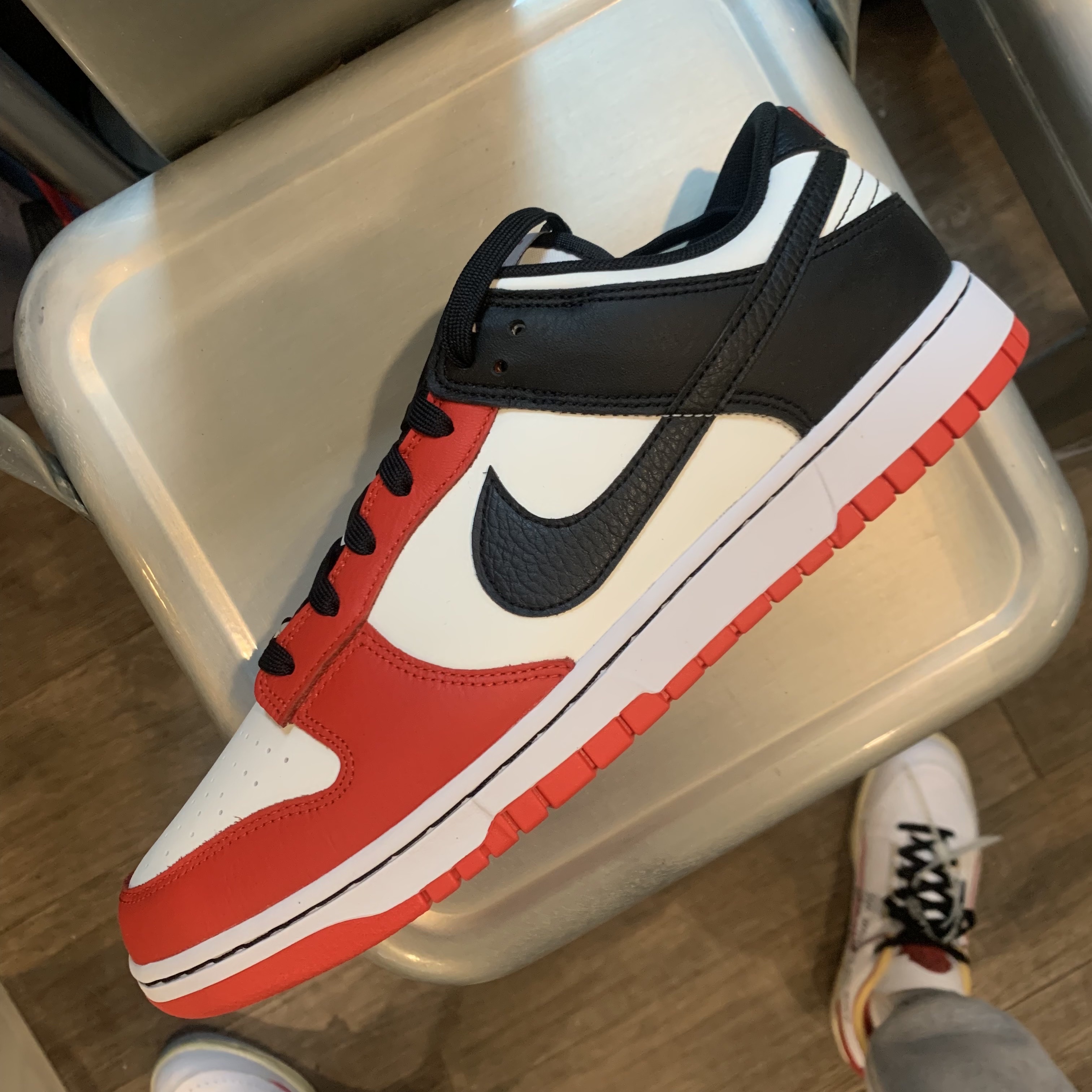 Nike x NBA Dunk Low Retro EMB Black and Chile Red 착용 스타일 - 4