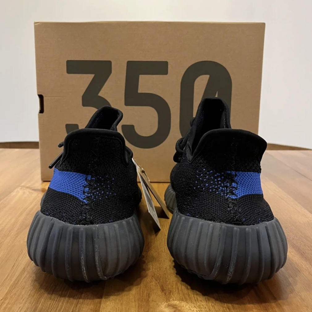 Adidas Yeezy Boost 350 V2 Dazzling Blue 착용 스타일 - 3