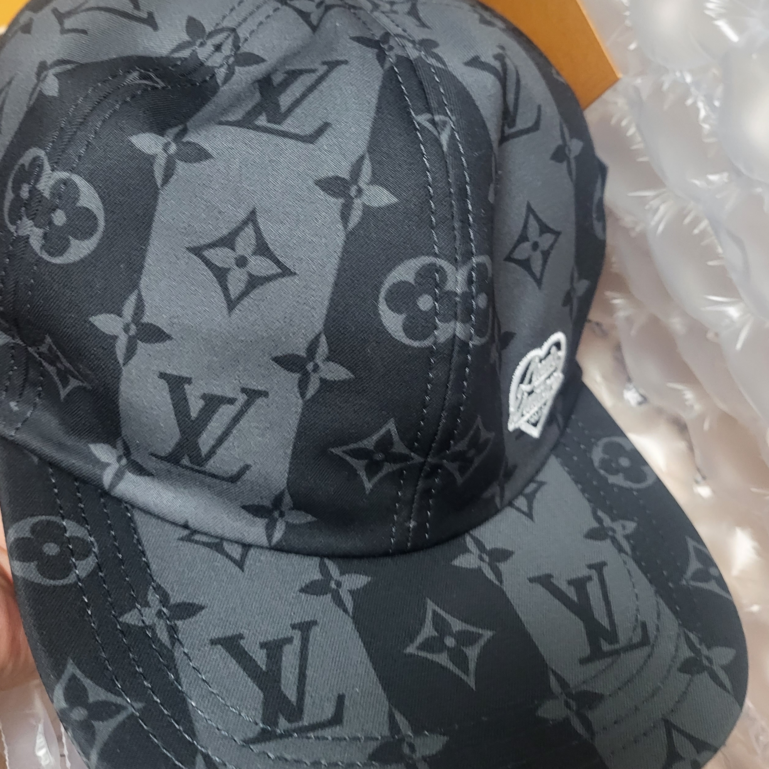 Louis Vuitton x Nigo LV Made Stripe Hat Gray 착용 스타일 - 3