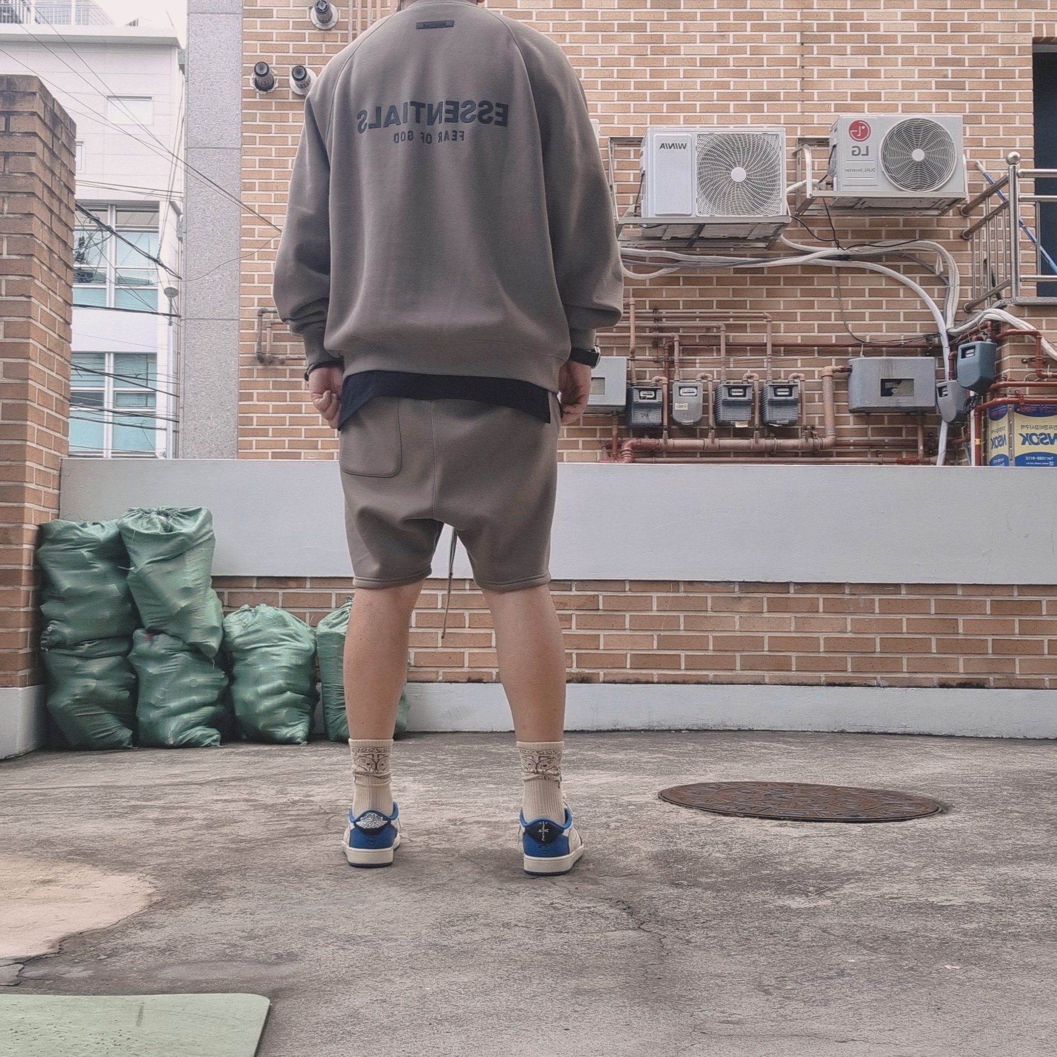 Essentials Pull-Over Crewneck Sweatshirt Taupe - 21SS, Essentials Sweatshorts Taupe - 21SS 착용 스타일 - 2