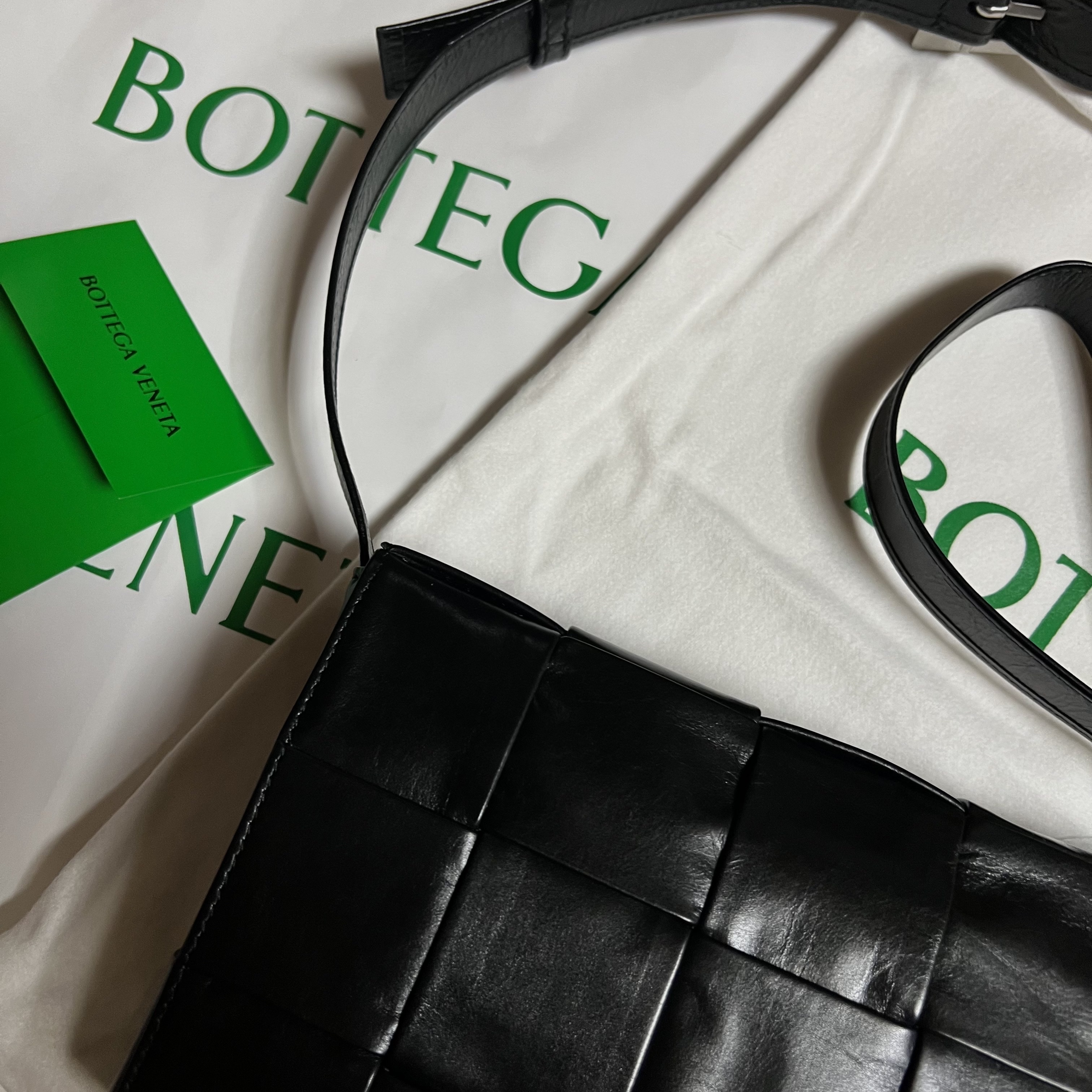 Bottega Veneta Leather Cassette Black 착용 스타일