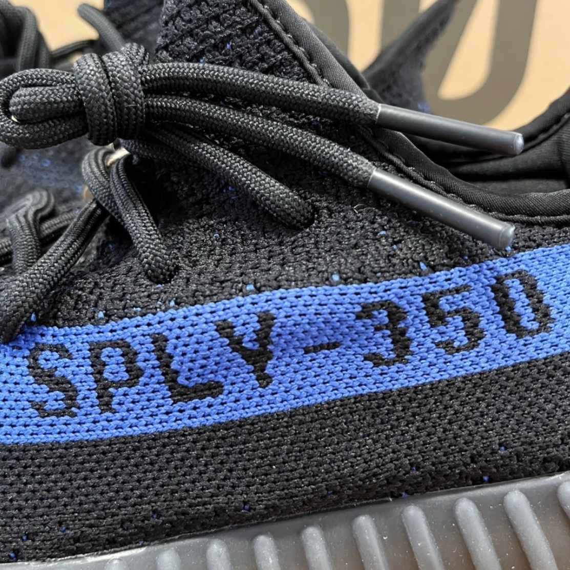 Adidas Yeezy Boost 350 V2 Dazzling Blue 착용 스타일 - 5