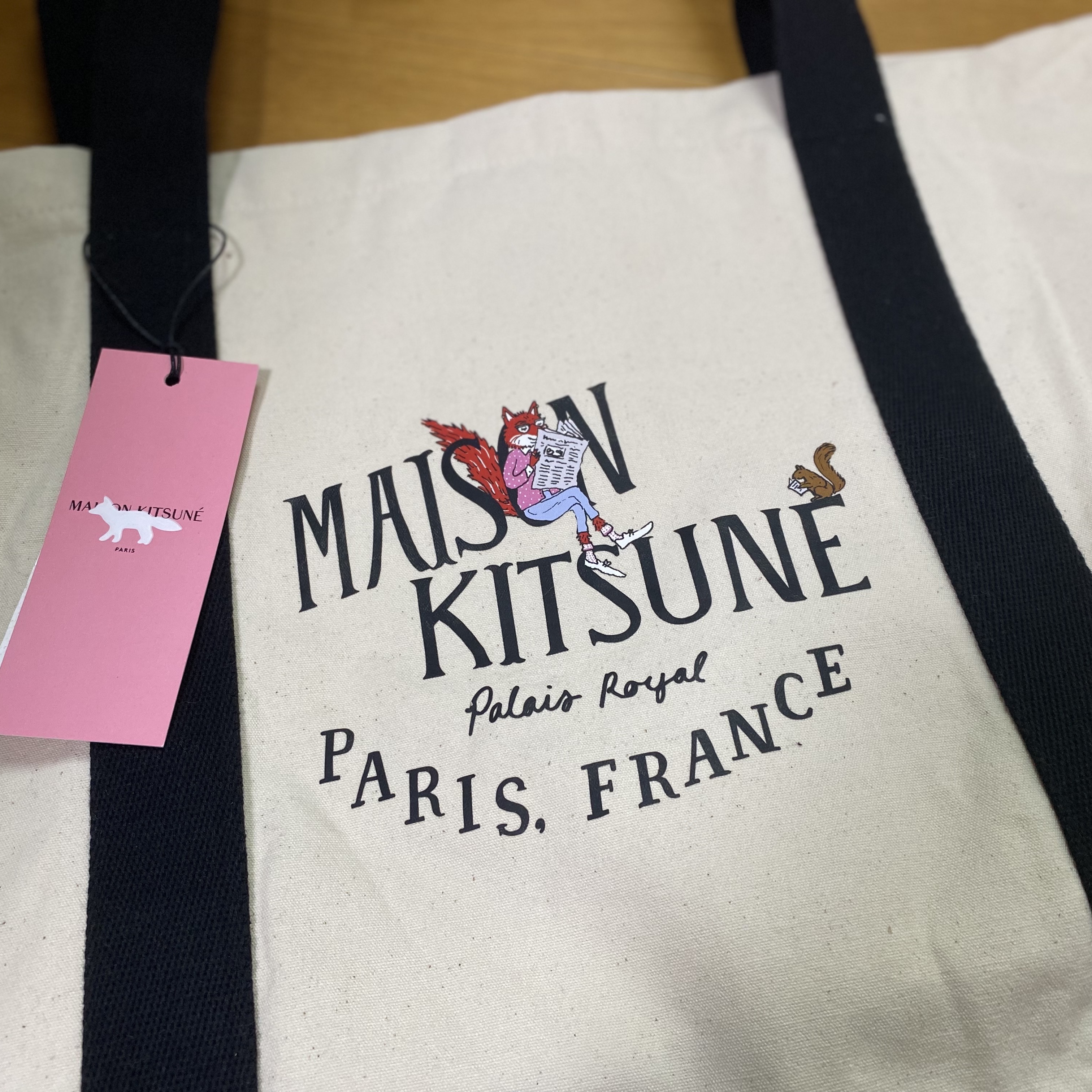 Maison Kitsune Oly Palais Royal Shopping Bag Ecru 착용 스타일