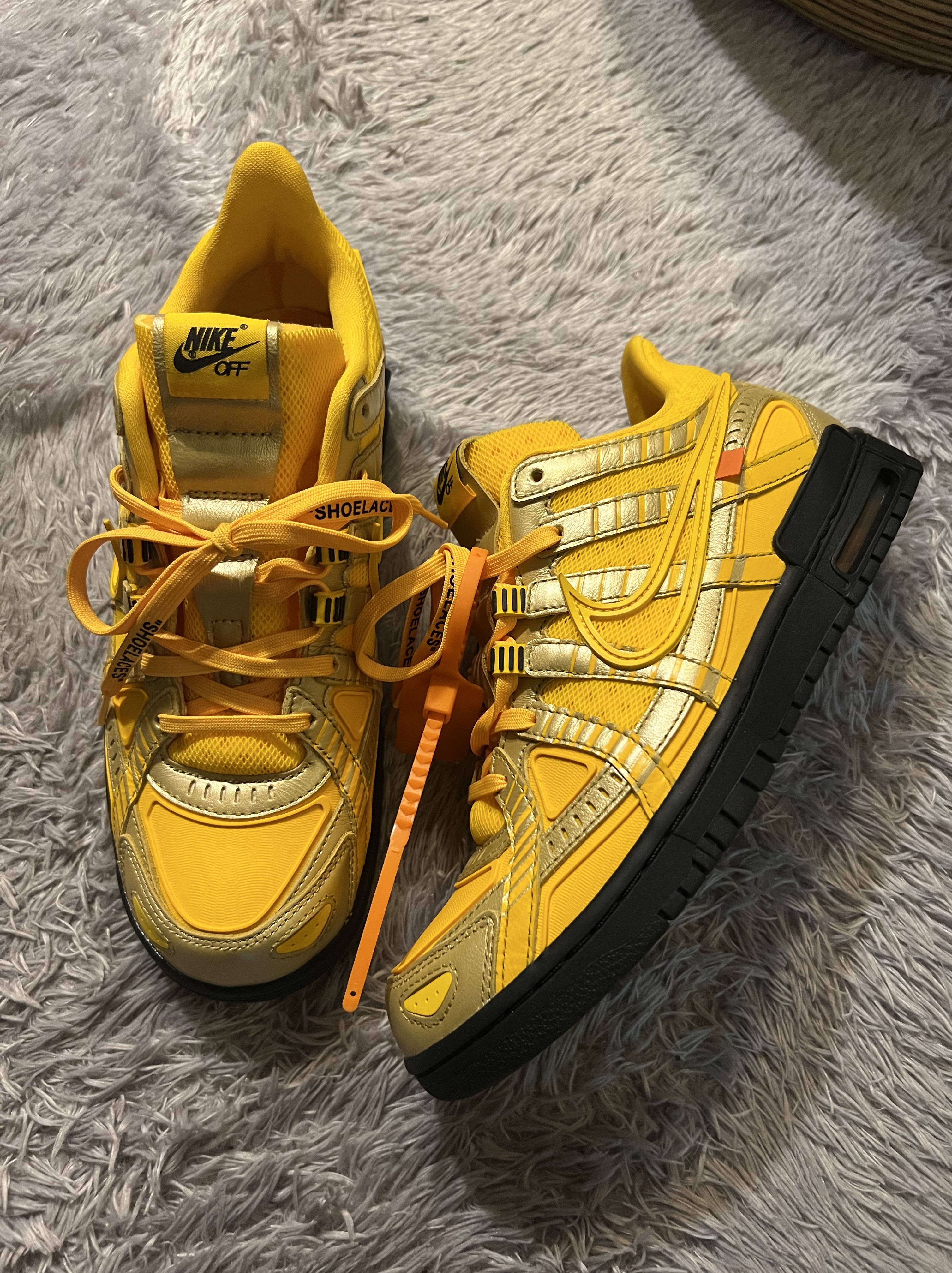 Nike x Off-White Air Rubber Dunk University Gold 착용 스타일