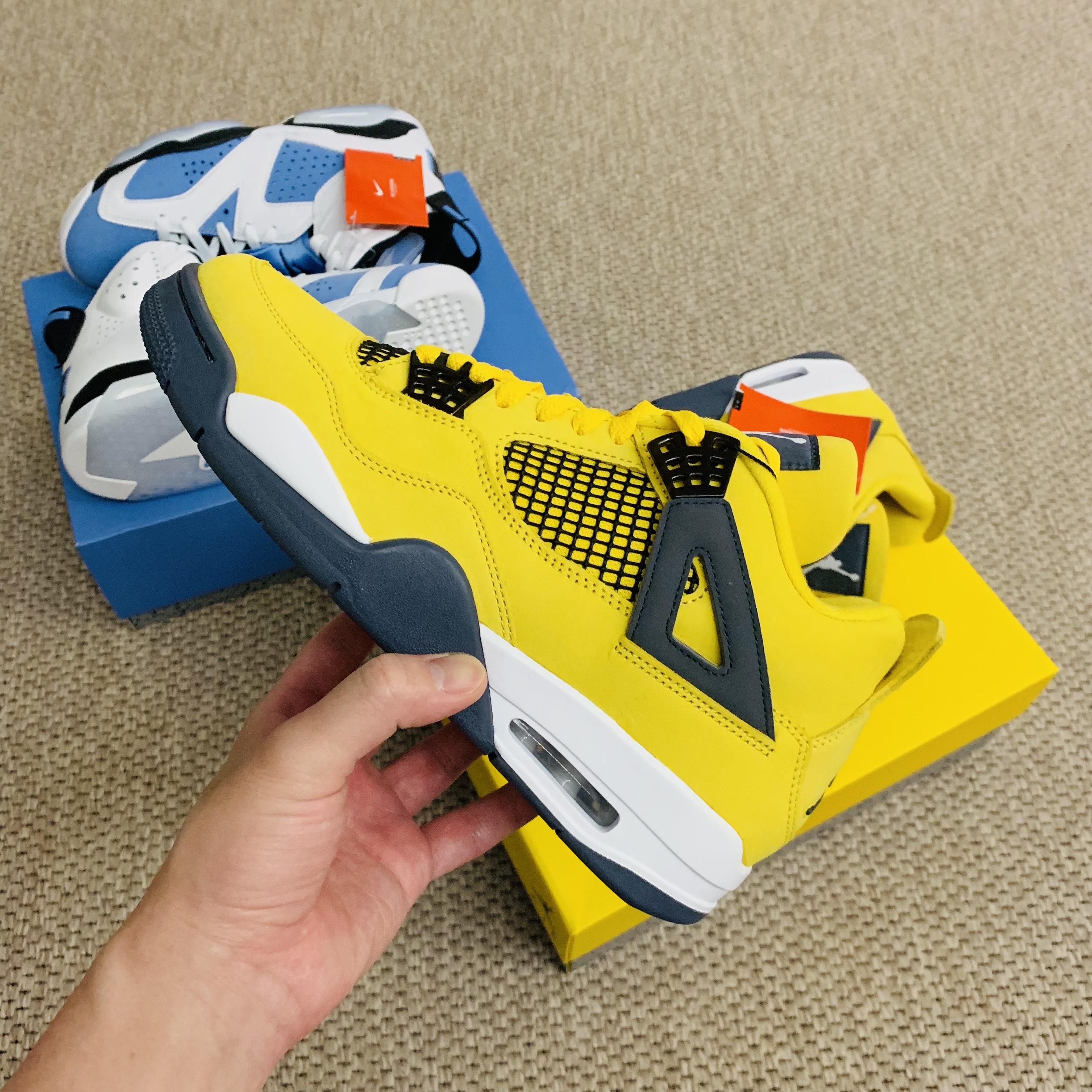 Jordan 6 Retro University Blue, Jordan 4 Retro Tour Yellow 착용 스타일 - 4