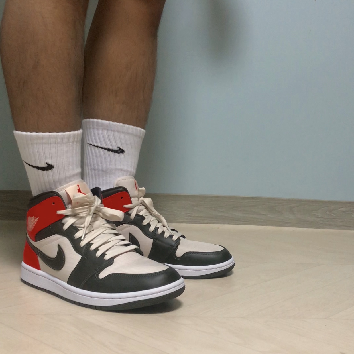 (W) Jordan 1 Mid SE Newsprint 착용 스타일 - 3