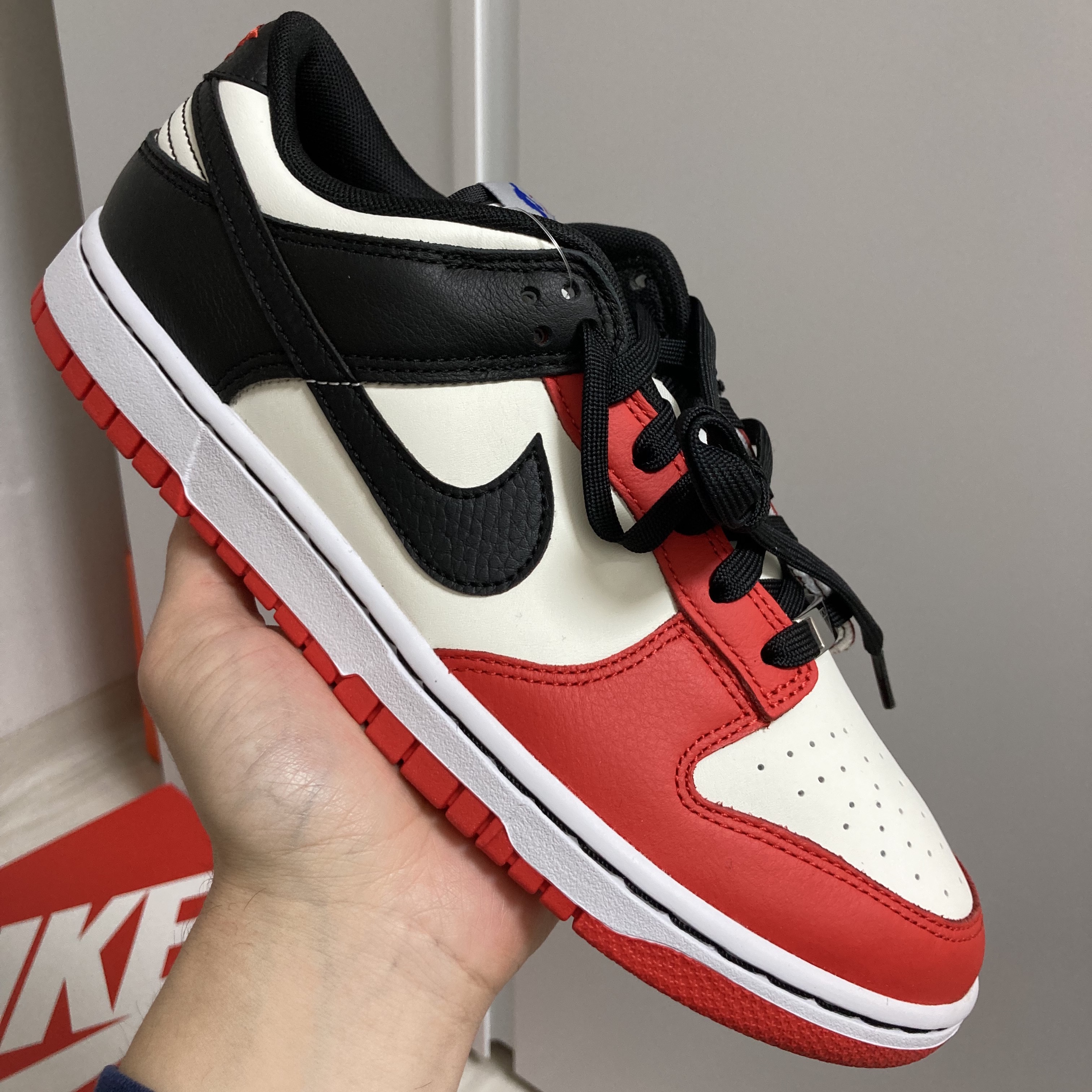 Nike x NBA Dunk Low Retro EMB Black and Chile Red, (PS) Jordan 1 Low Alt White Gym Red Black 착용 스타일 - 2