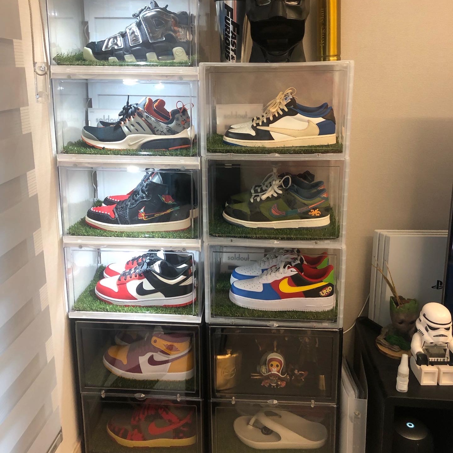 Nike x NBA Dunk Low Retro EMB Black and Chile Red, Nike x UNO Air Force 1 '07 QS White Yellow Zest 착용 스타일