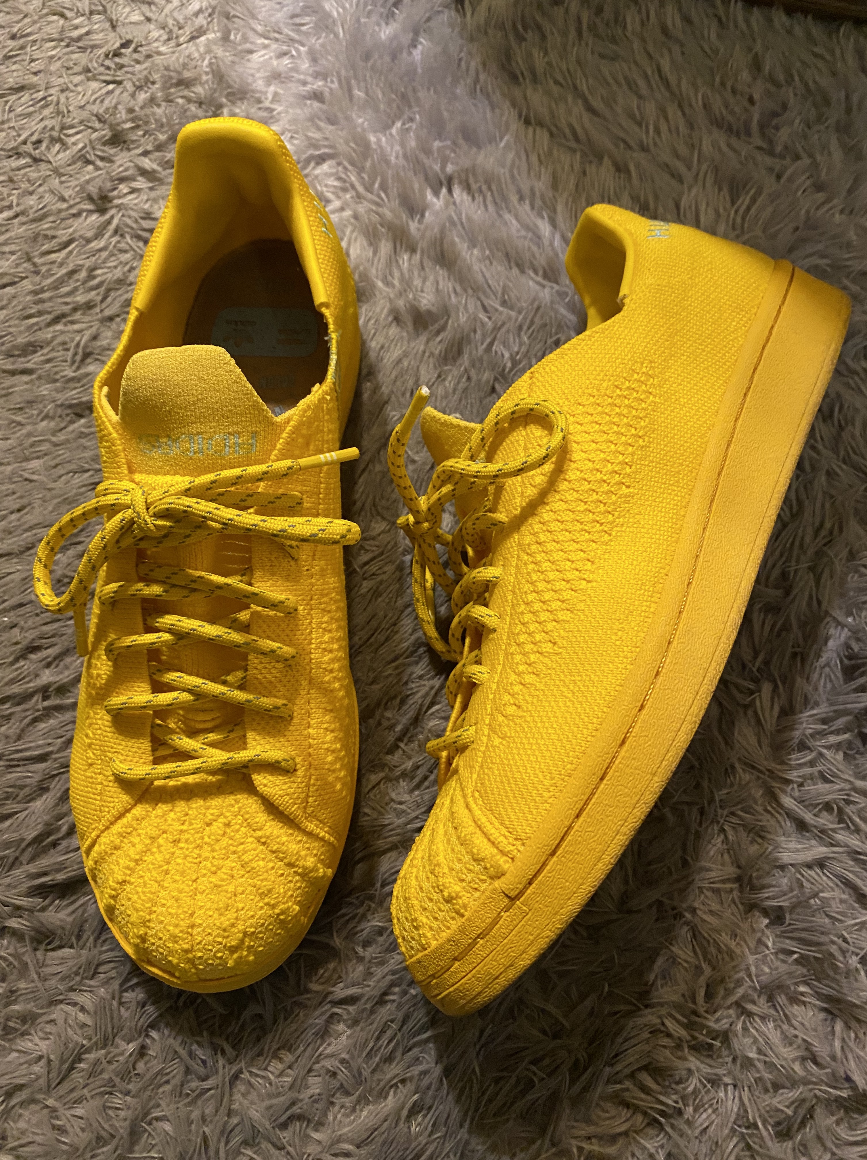 Adidas x Pharrell Williams Superstar Primeknit Gold 착용 스타일