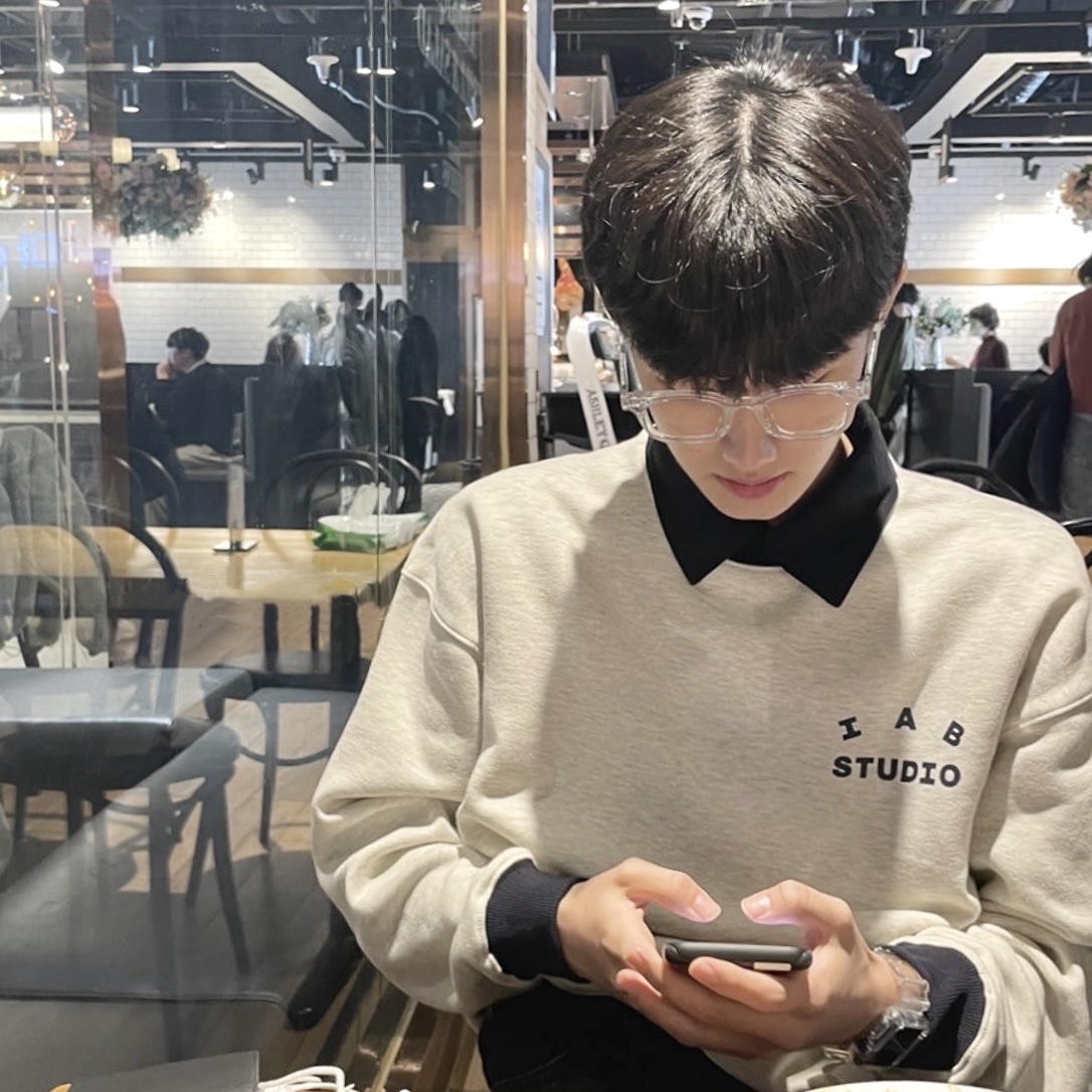 IAB Studio Sweatshirt Oatmeal Navy 착용 스타일 - 3