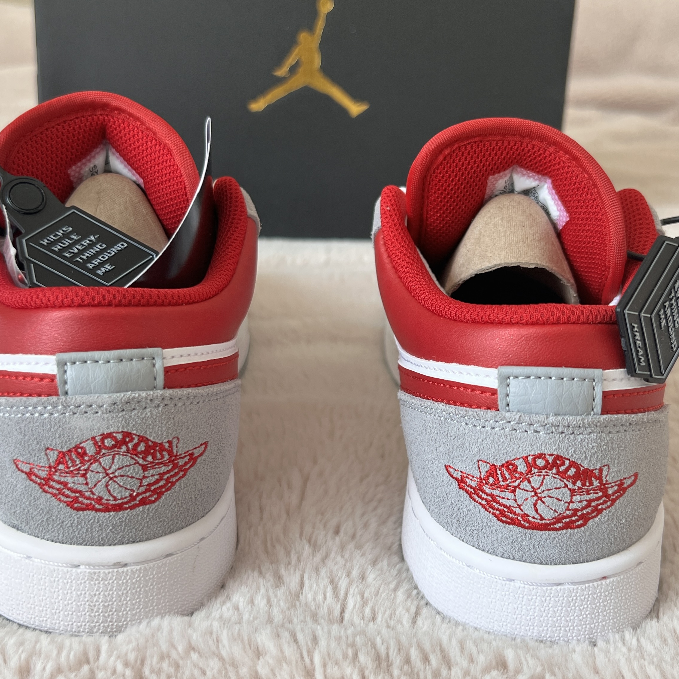 (GS) Jordan 1 Low SE Light Smoke Grey Gym Red 착용 스타일 - 2