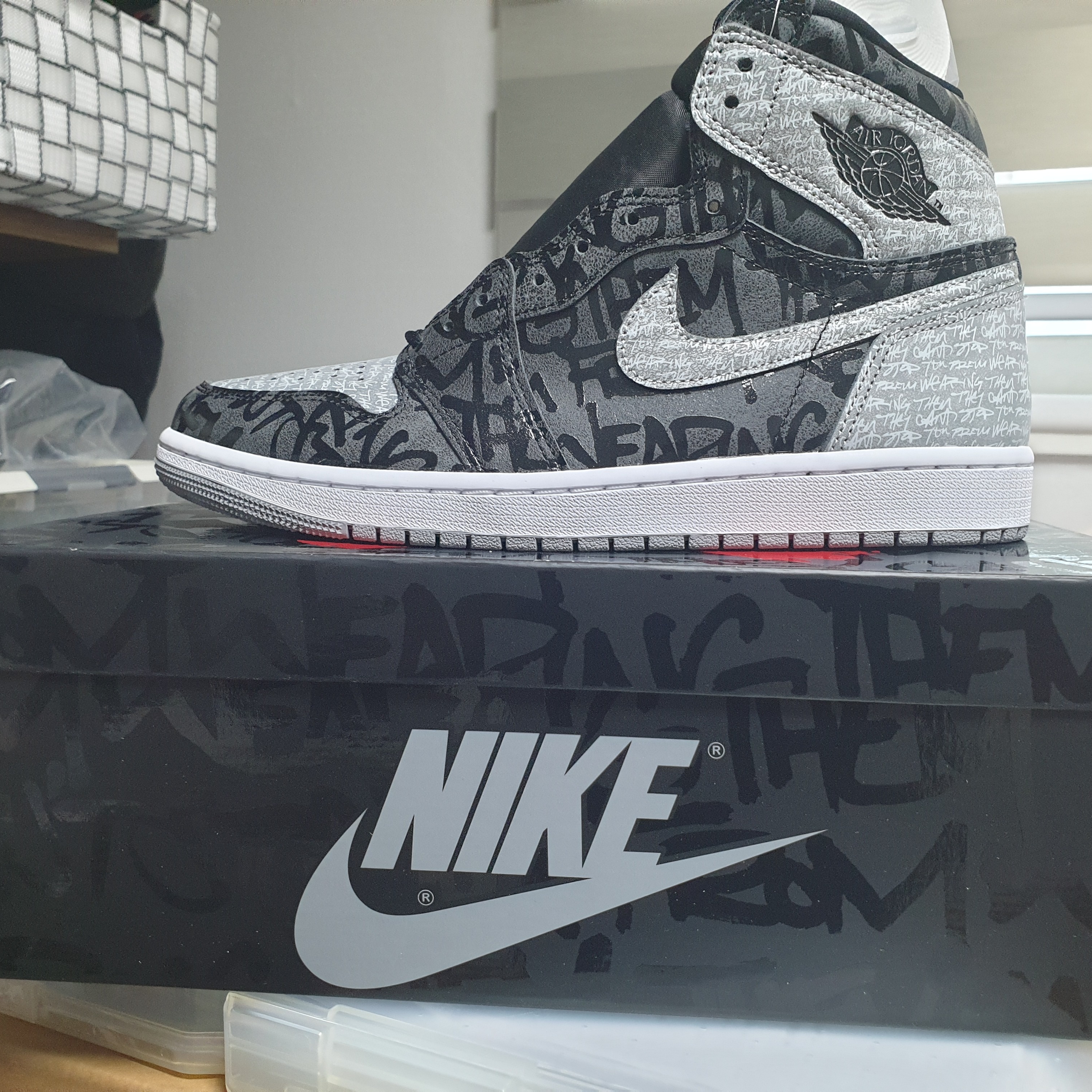Jordan 1 Retro High OG Rebellionaire, Nike Air Force 1 '07 LV8 Hangul Day 착용 스타일 - 1