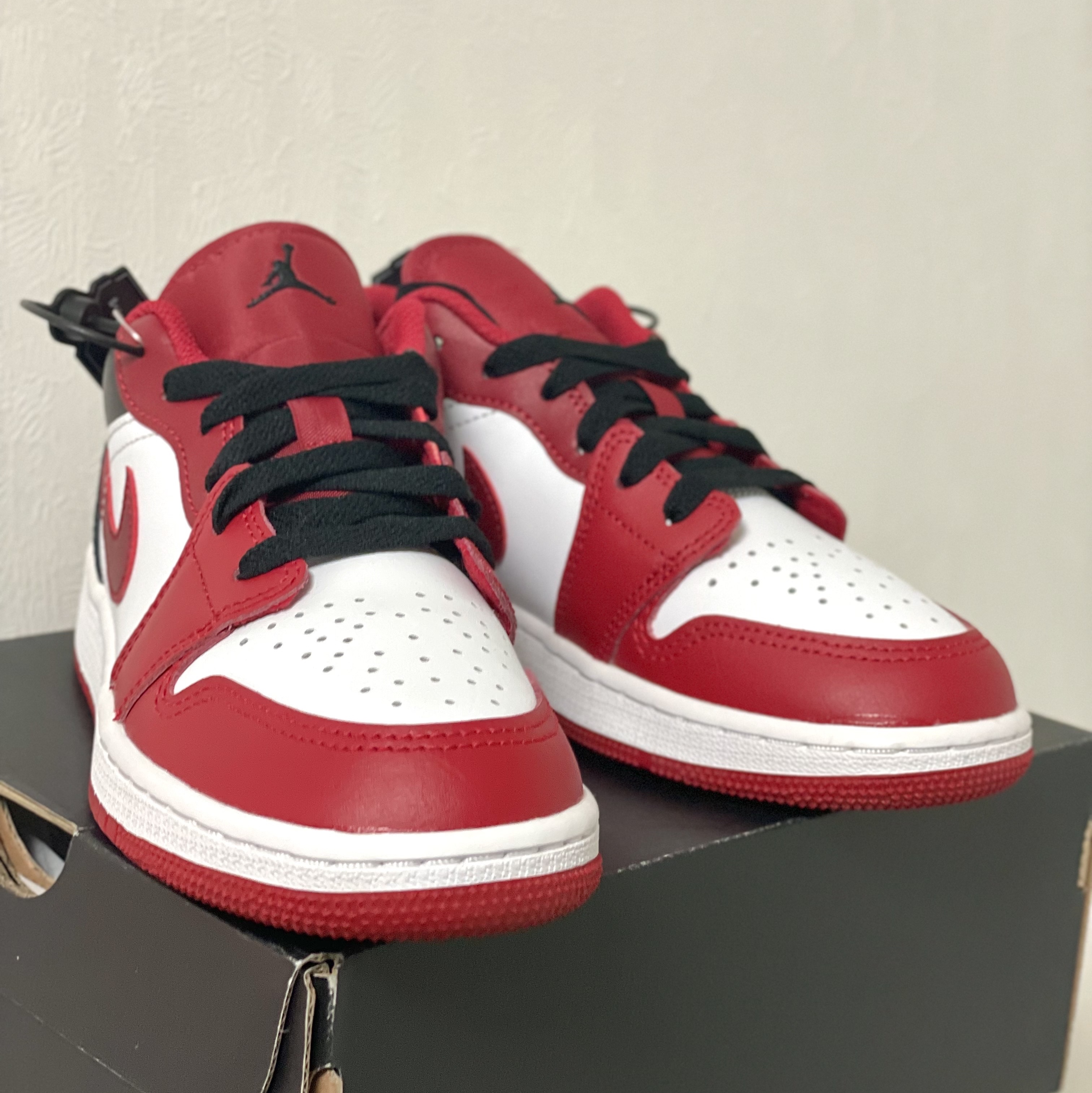 (GS) Jordan 1 Low White Gym Red Black 착용 스타일 - 1