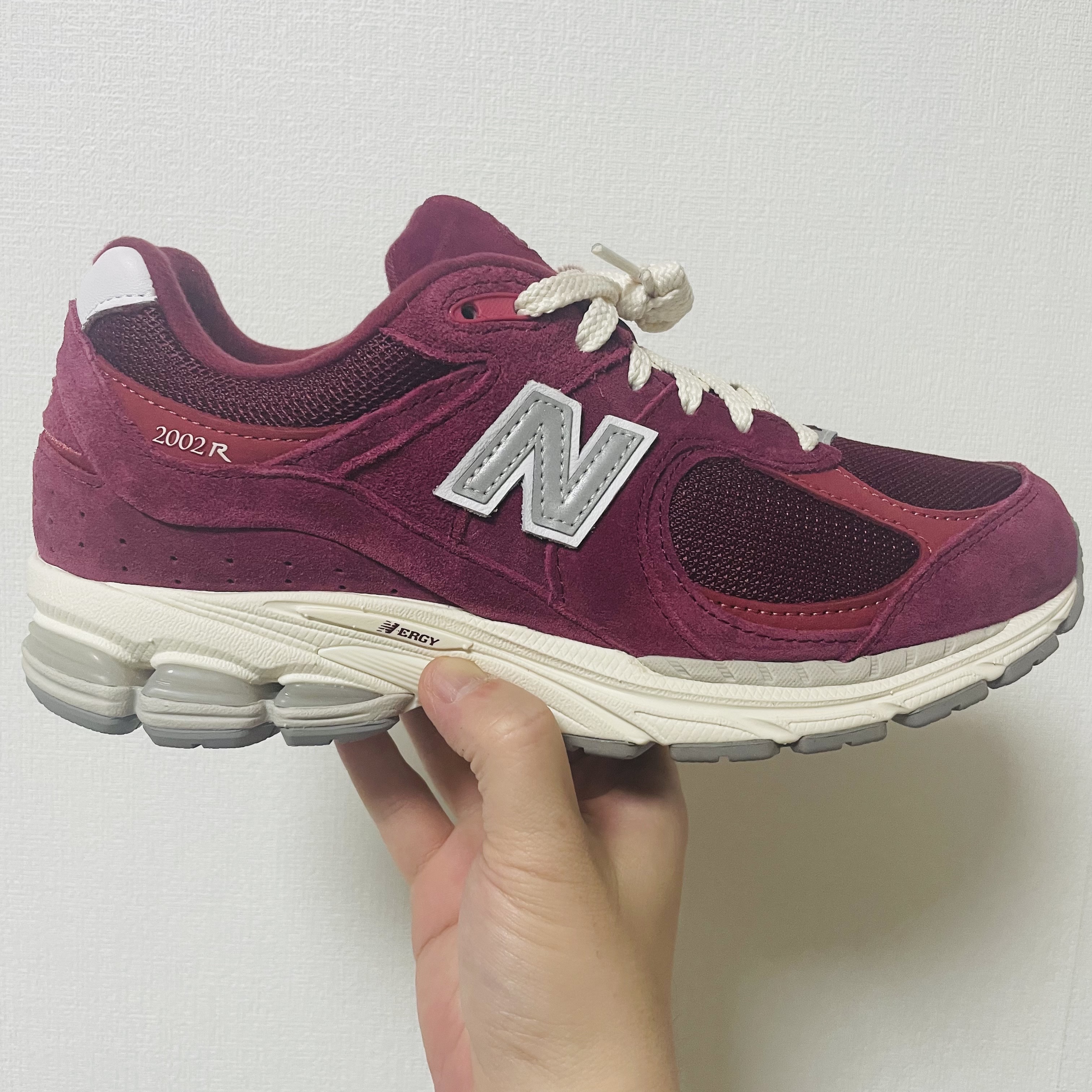 New Balance 2002R Garnet 착용 스타일