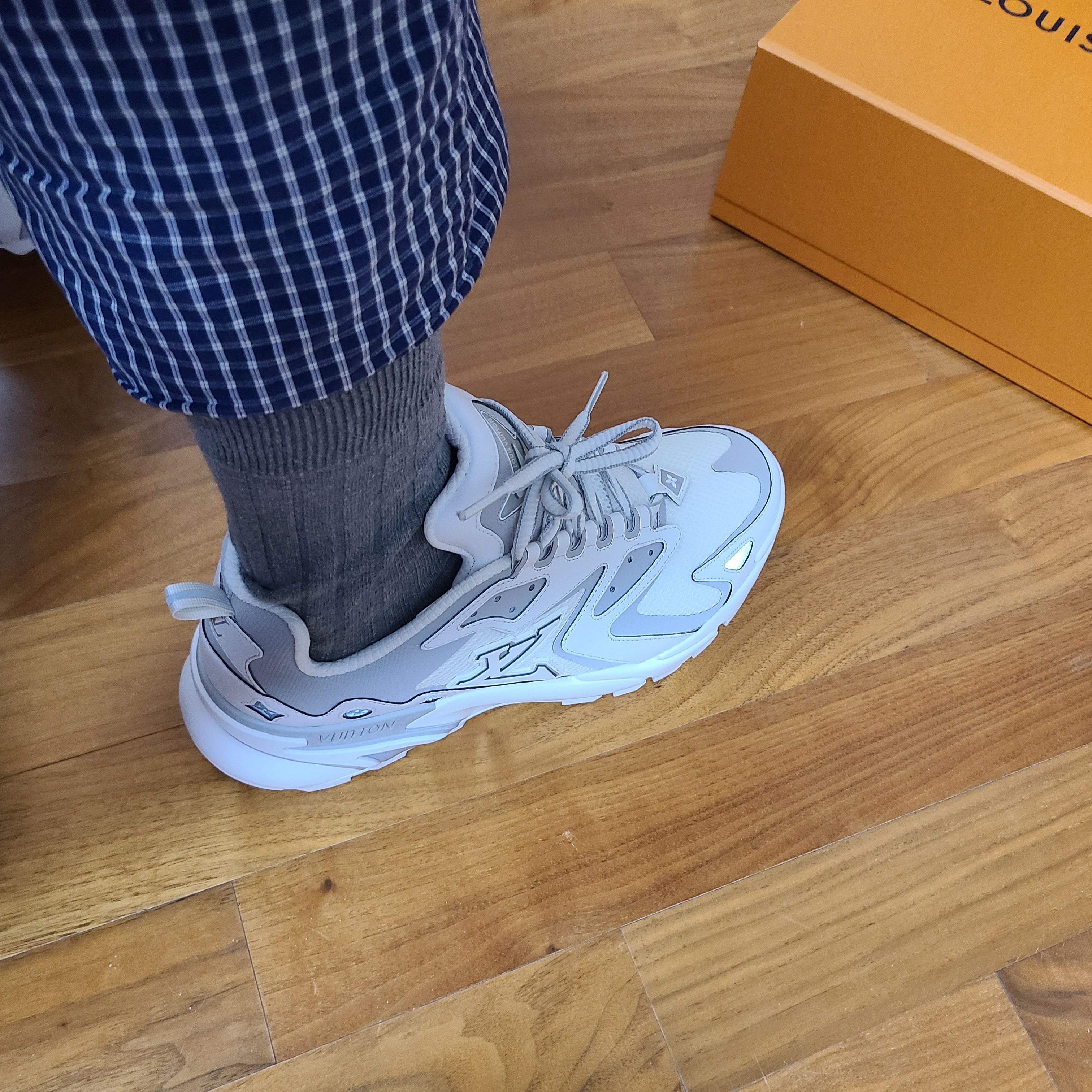 Louis Vuitton Runner Tatic Sneakers White 착용 스타일 - 2