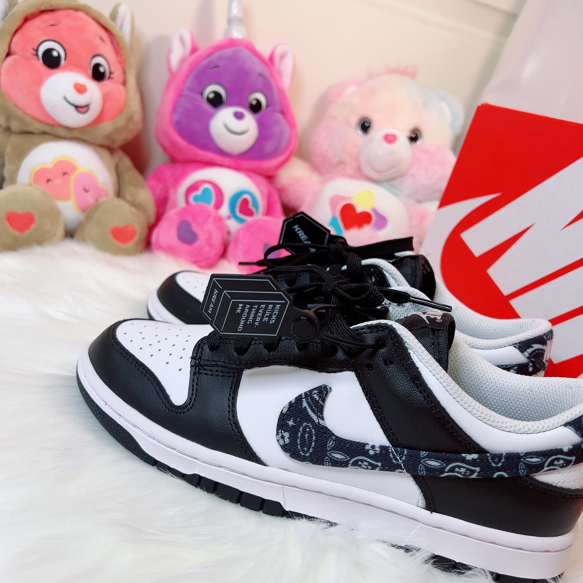 (W) Nike Dunk Low Essential Black Paisley 착용 스타일