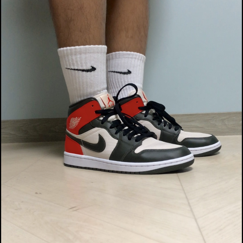 (W) Jordan 1 Mid SE Newsprint 착용 스타일 - 2