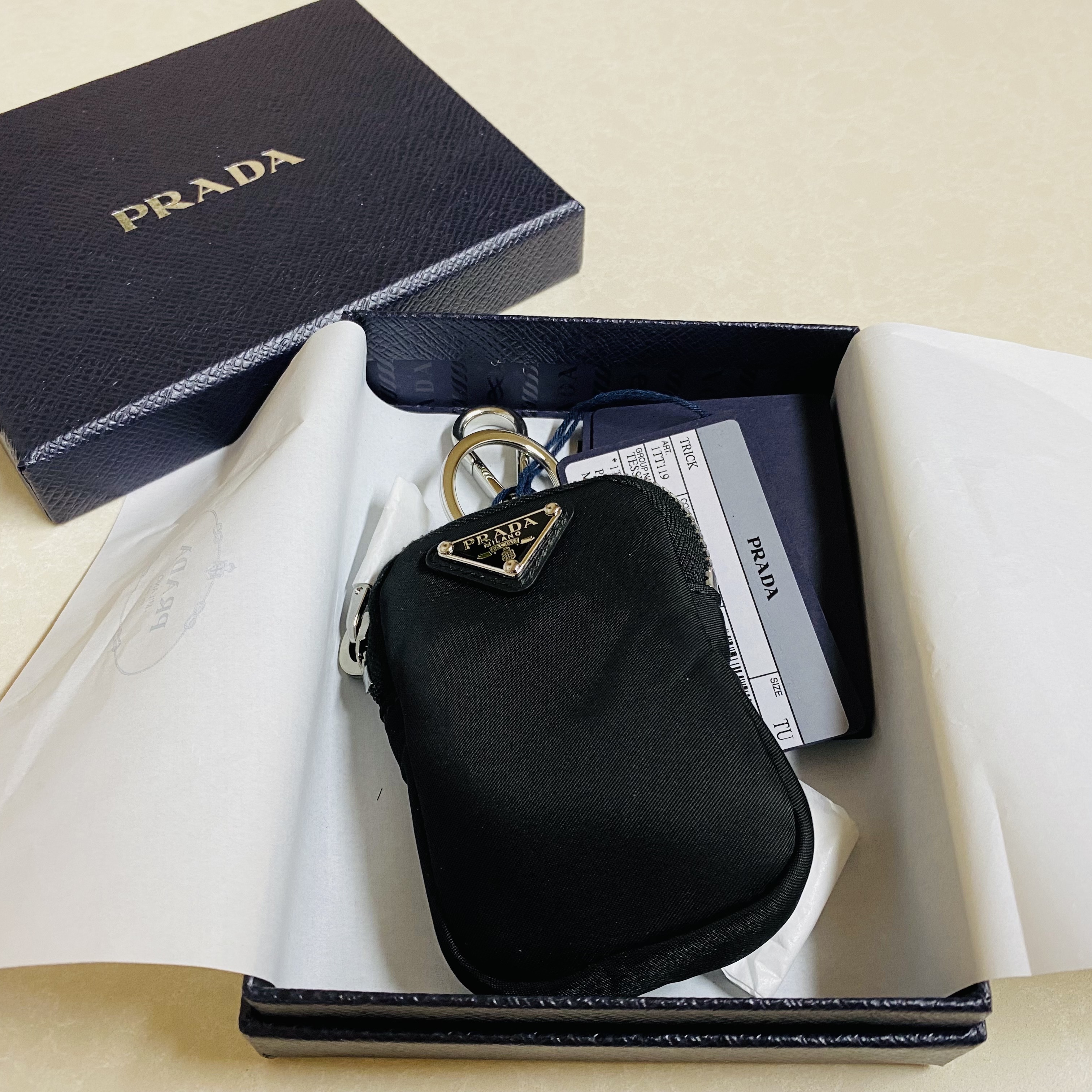 Prada Re-Nylon and Saffiano Leather Shoulder Bag Black, Prada Re-Nylon Mini Pouch Black 착용 스타일 - 2