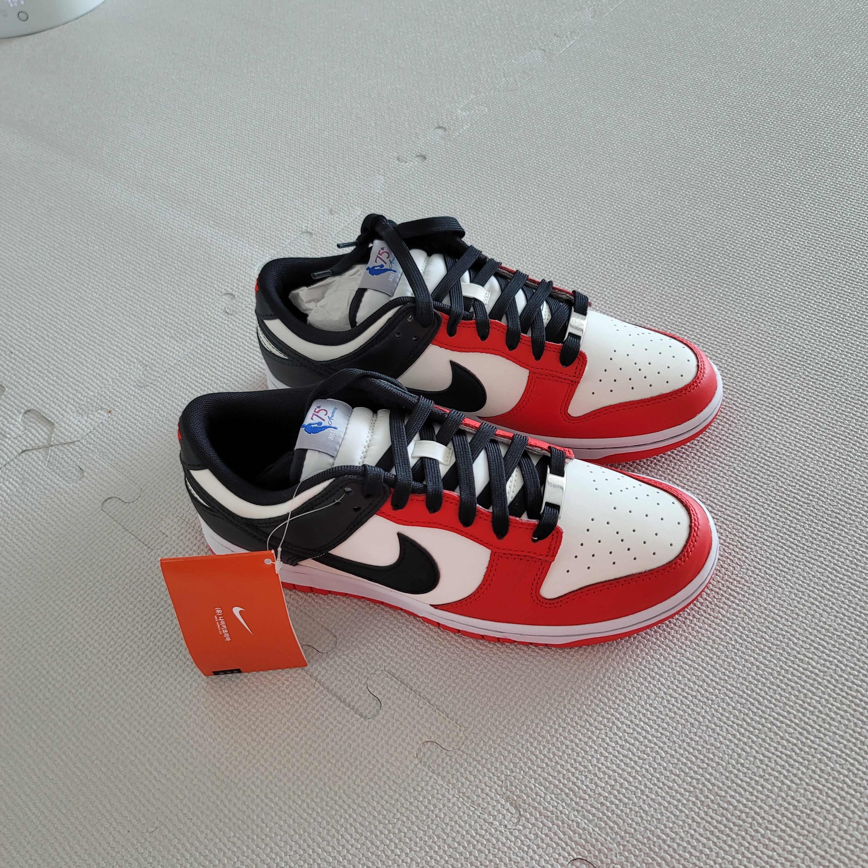 Nike x NBA Dunk Low Retro EMB Black and Chile Red 착용 스타일
