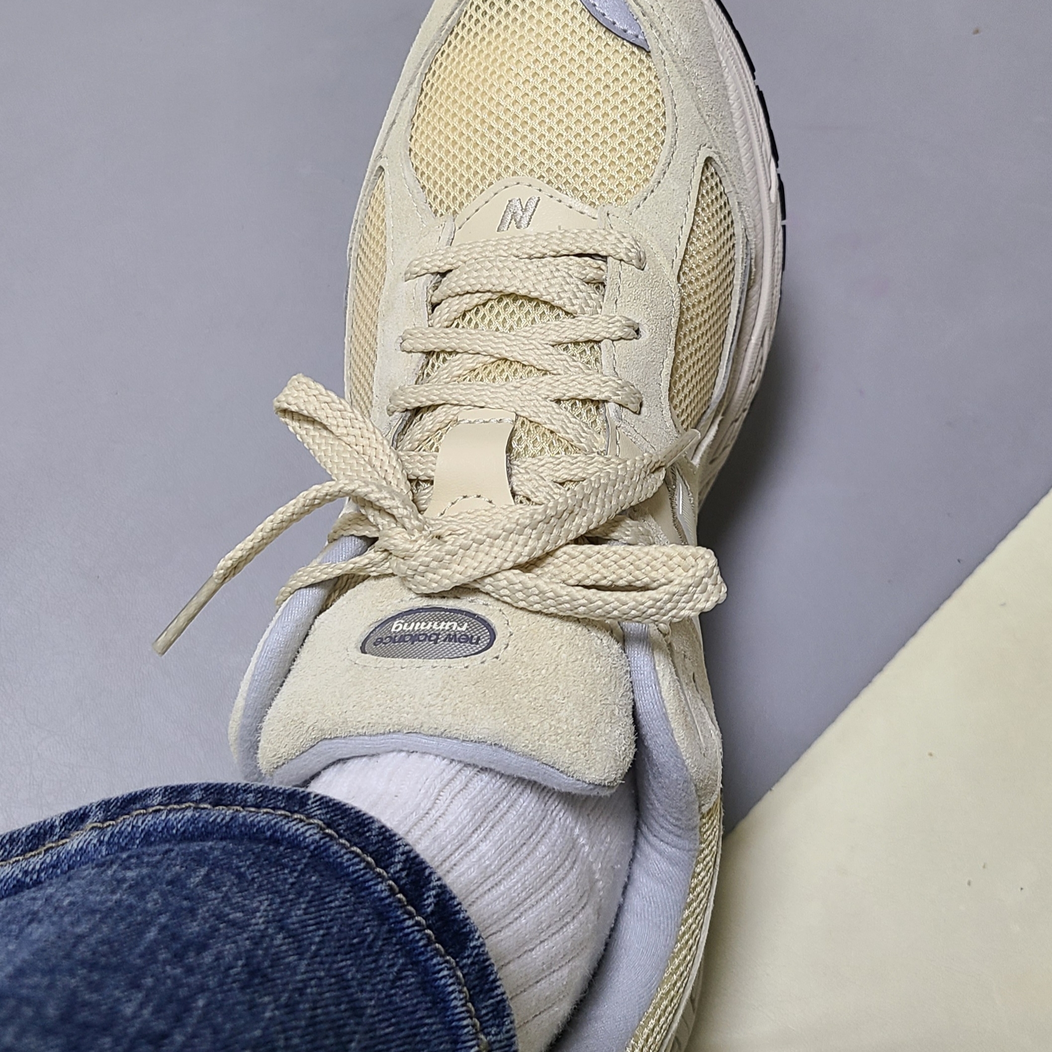 New Balance 2002R Beige Bone 착용 스타일 - 2
