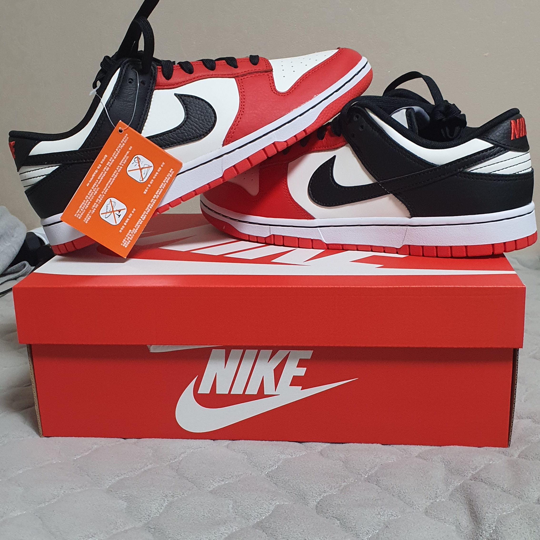 Nike x NBA Dunk Low Retro EMB Black and Chile Red 착용 스타일 - 1