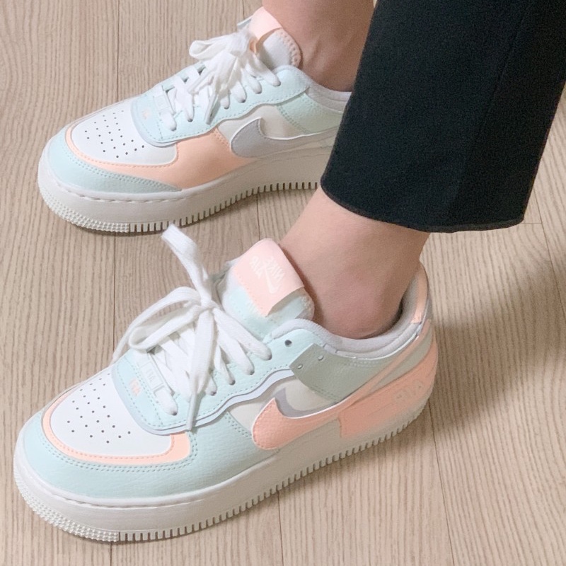 (W) Nike Air Force 1 Shadow Barely Green Crimson Tint 착용 스타일