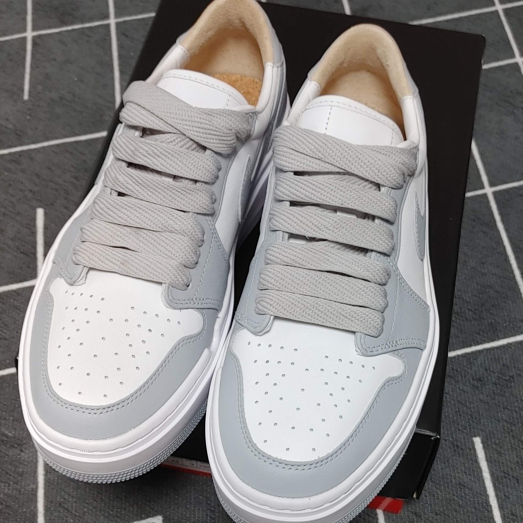 (W) Jordan 1 Elevate Low White and Wolf Grey 착용 스타일 - 2