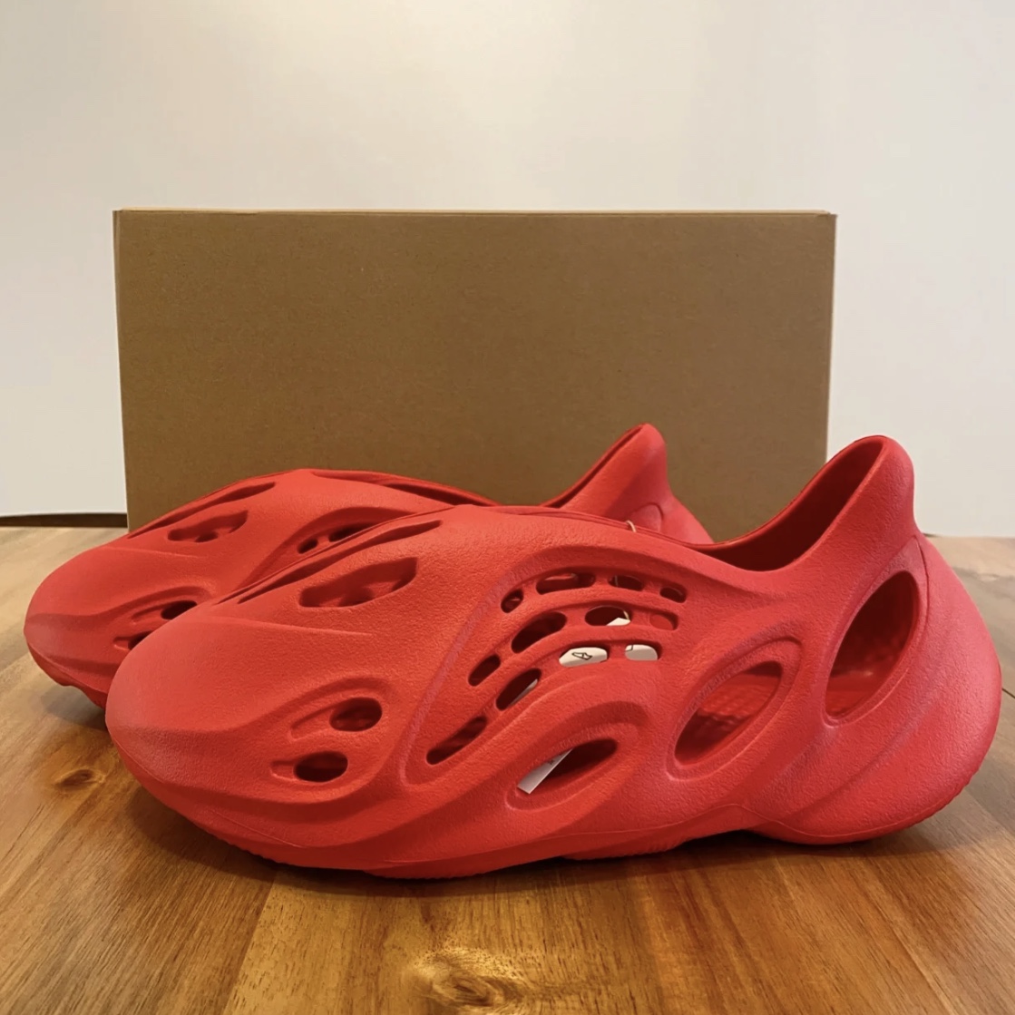 Adidas Yeezy Foam RNNR Vermilion 착용 스타일 - 1