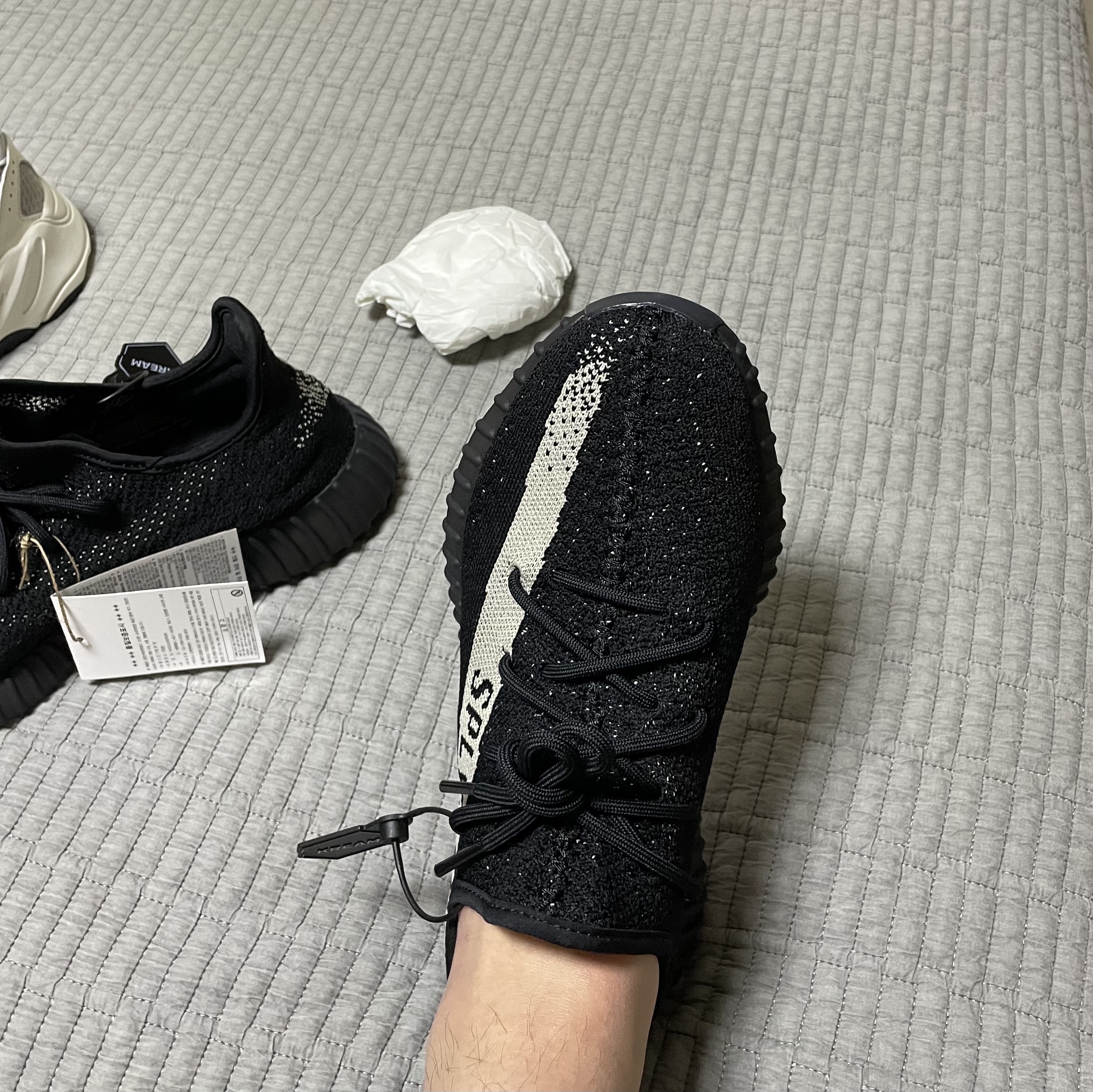 Adidas Yeezy Boost 700 V2 Static 2022, Adidas Yeezy Boost 350 V2 Core Black White 2022 착용 스타일 - 2