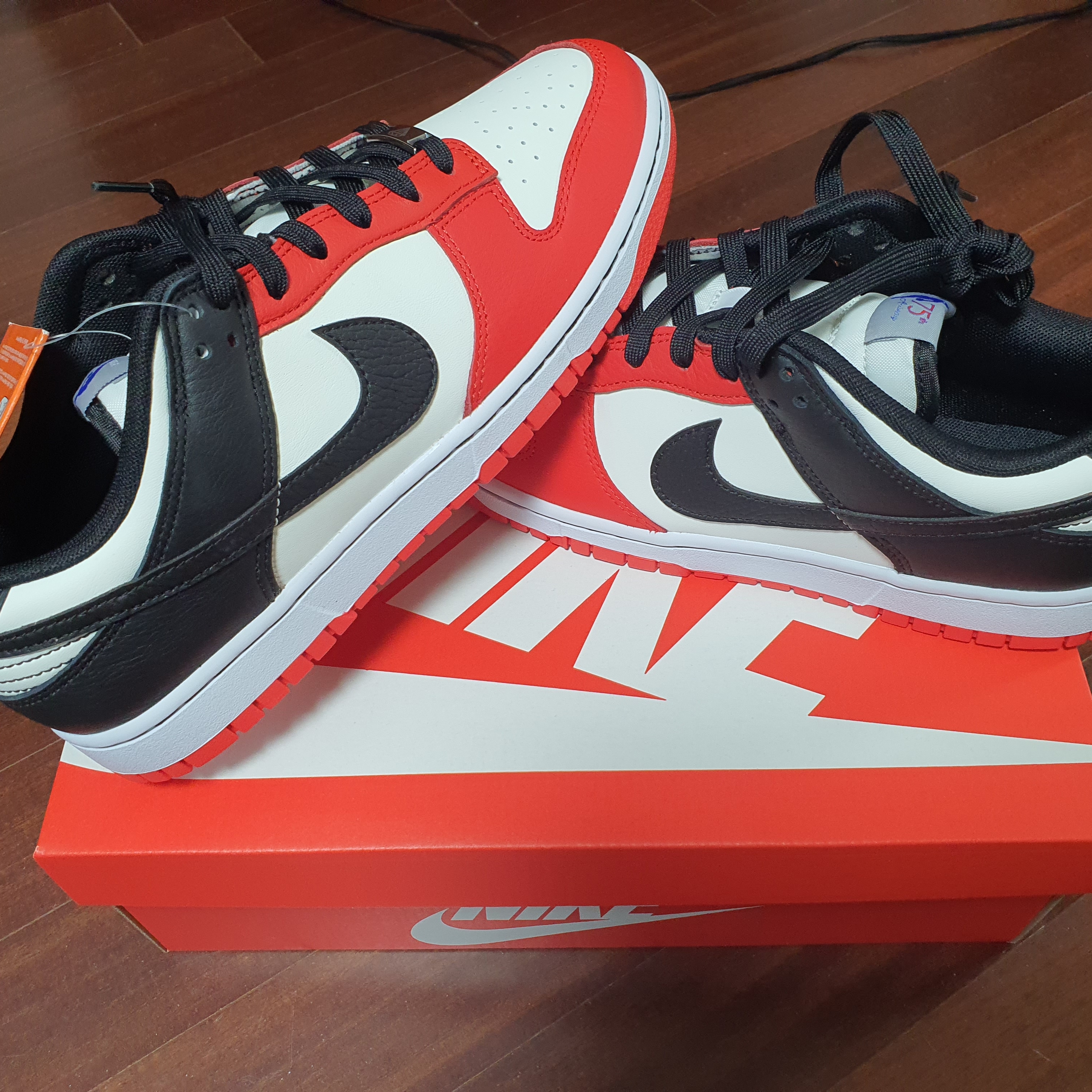 Nike x NBA Dunk Low Retro EMB Black and Chile Red 착용 스타일 - 2