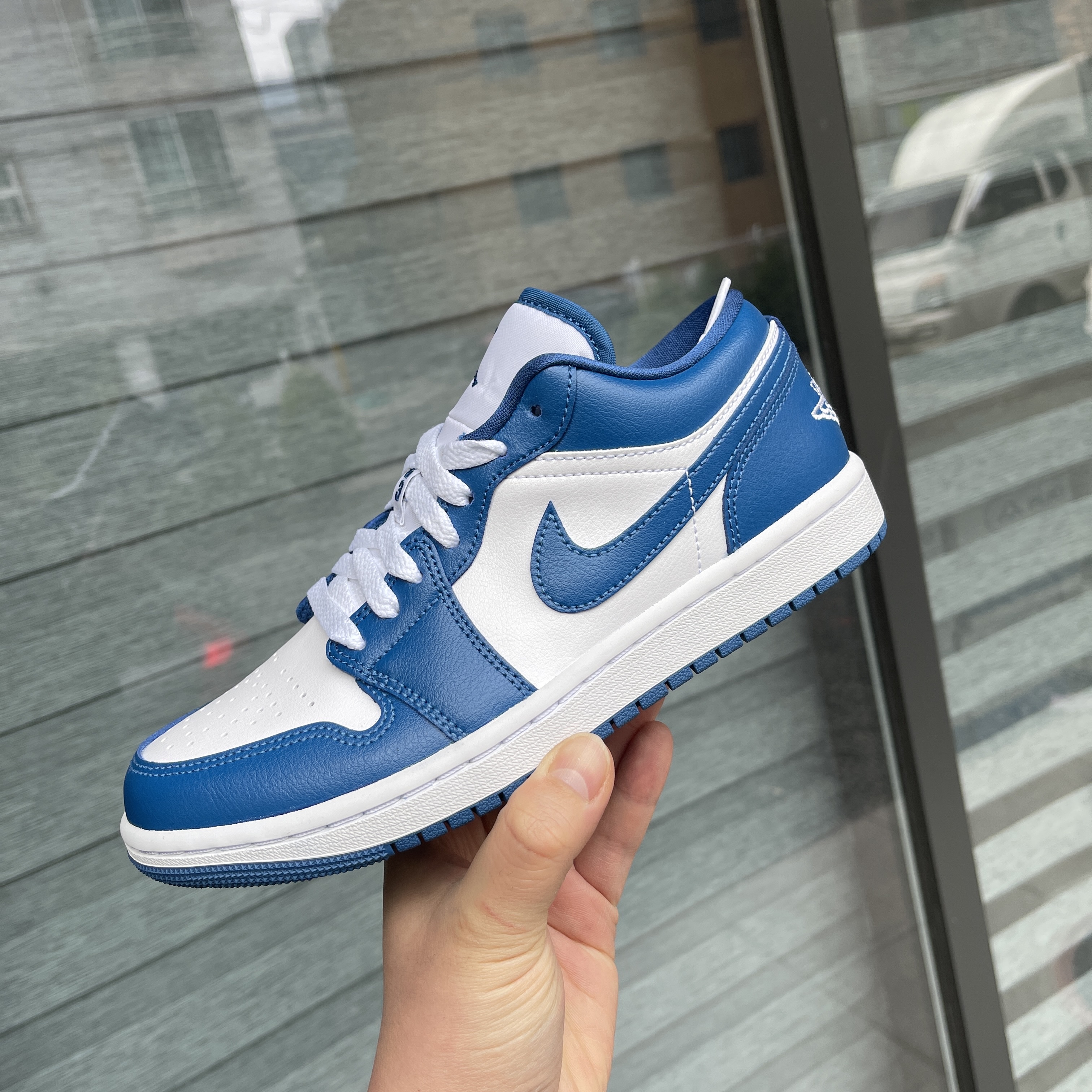 (W) Jordan 1 Low White Dark Marina Blue 착용 스타일 - 3