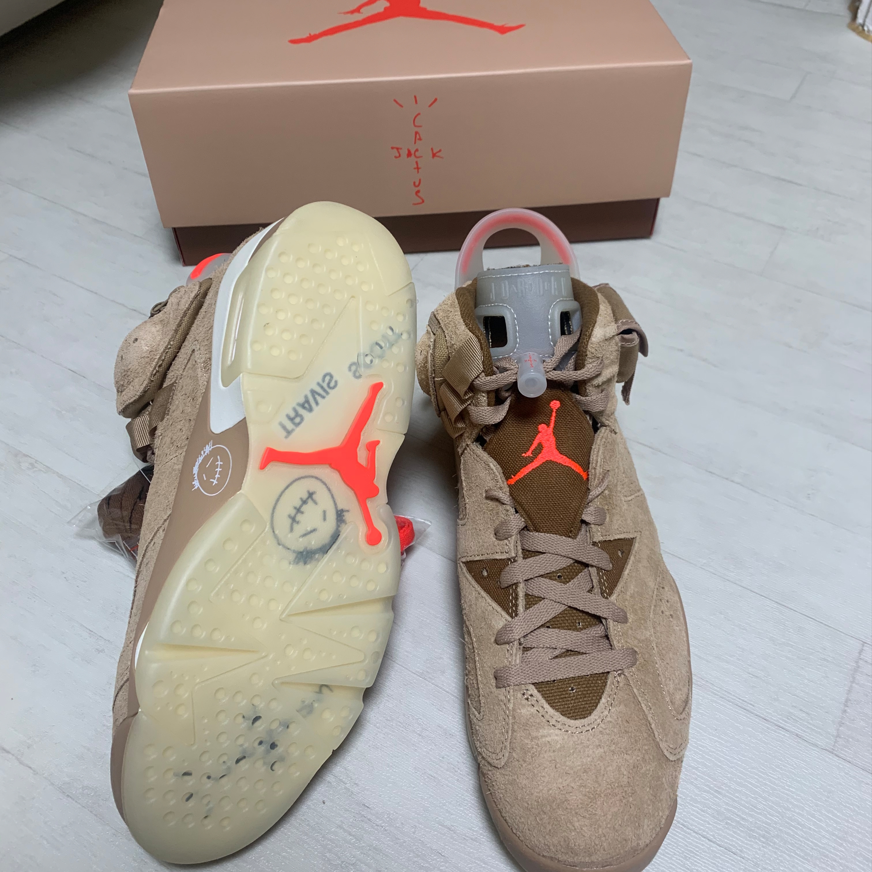 Jordan 6 x Travis Scott Retro SP British Khaki 착용 스타일