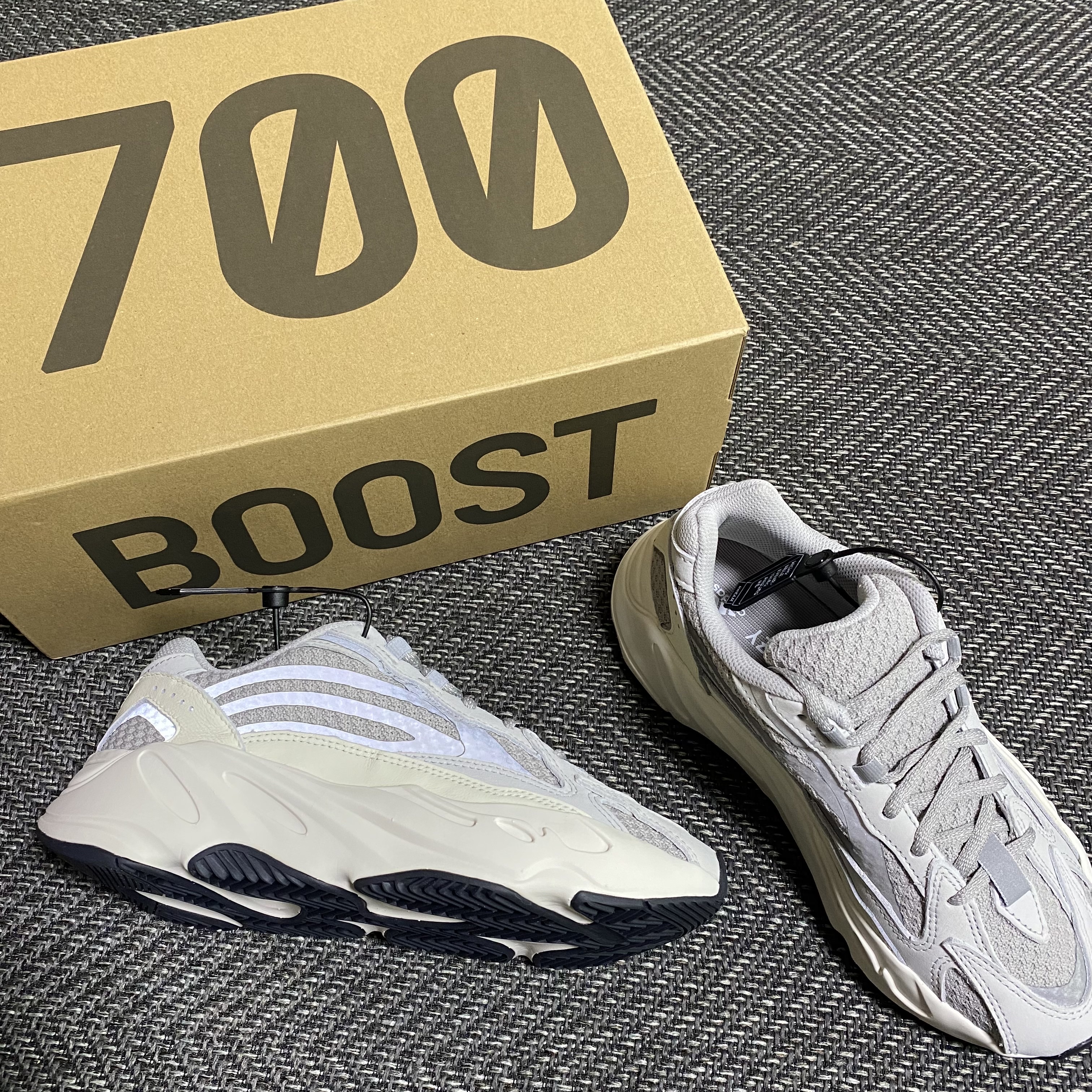 Adidas Yeezy Boost 700 V2 Static 2022 착용 스타일