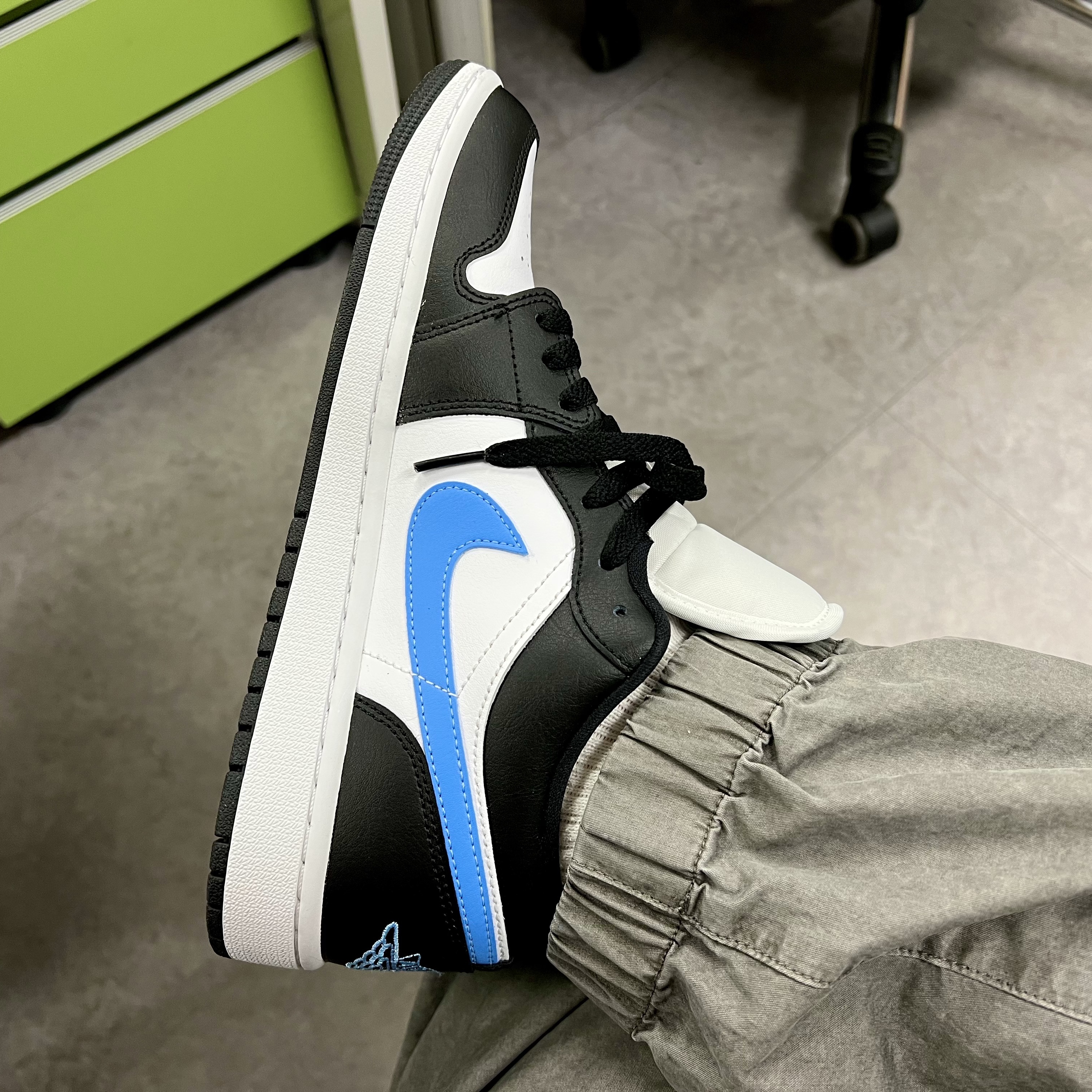 (W) Jordan 1 Low Black University Blue 착용 스타일 - 1