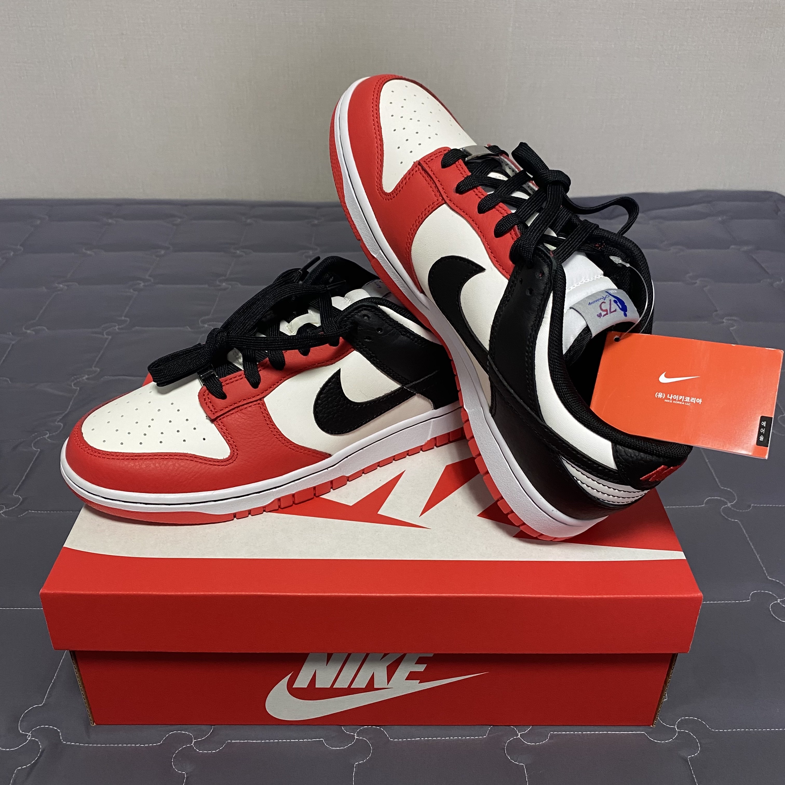 Nike x NBA Dunk Low Retro EMB Black and Chile Red 착용 스타일 - 1