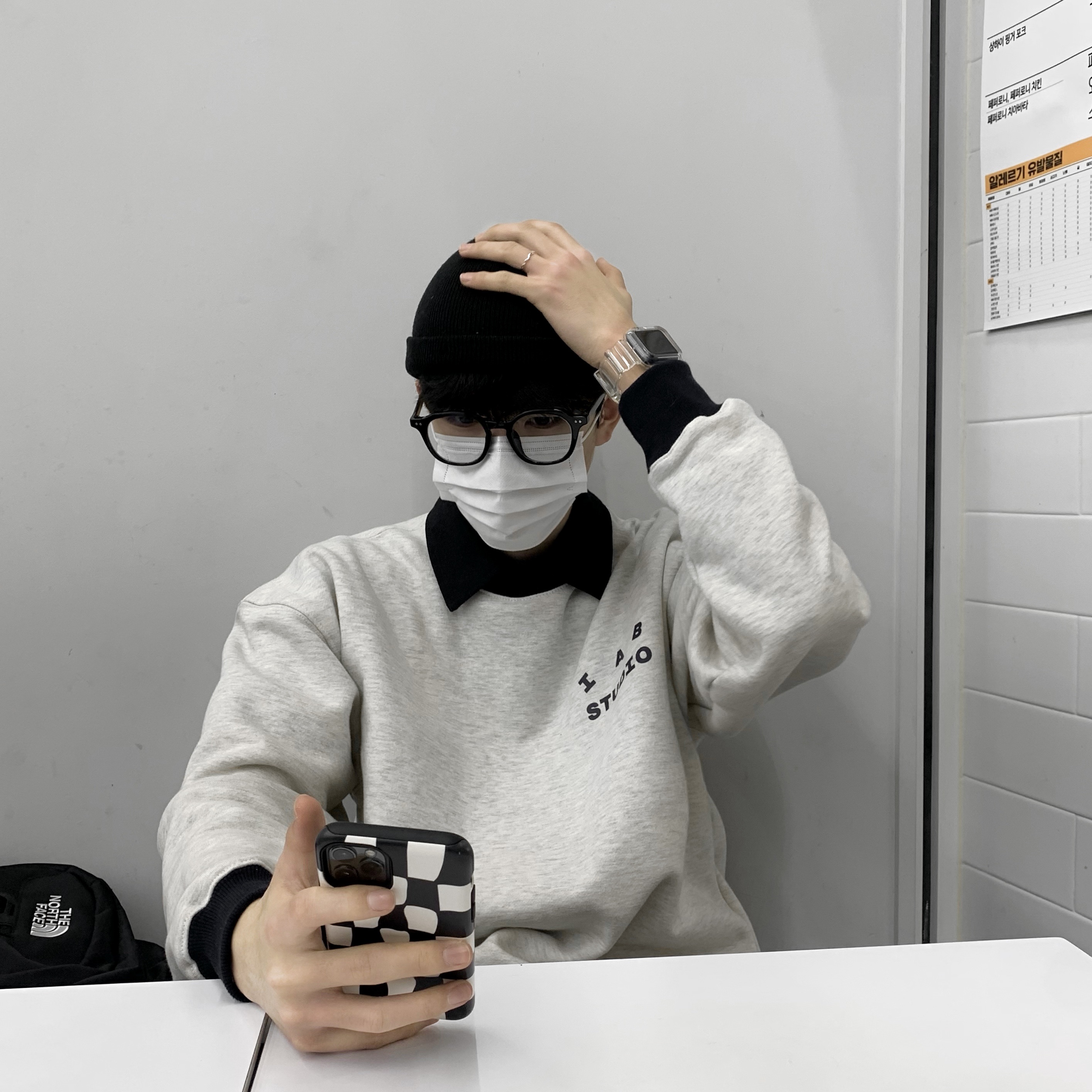 IAB Studio Sweatshirt Oatmeal Navy 착용 스타일 - 2