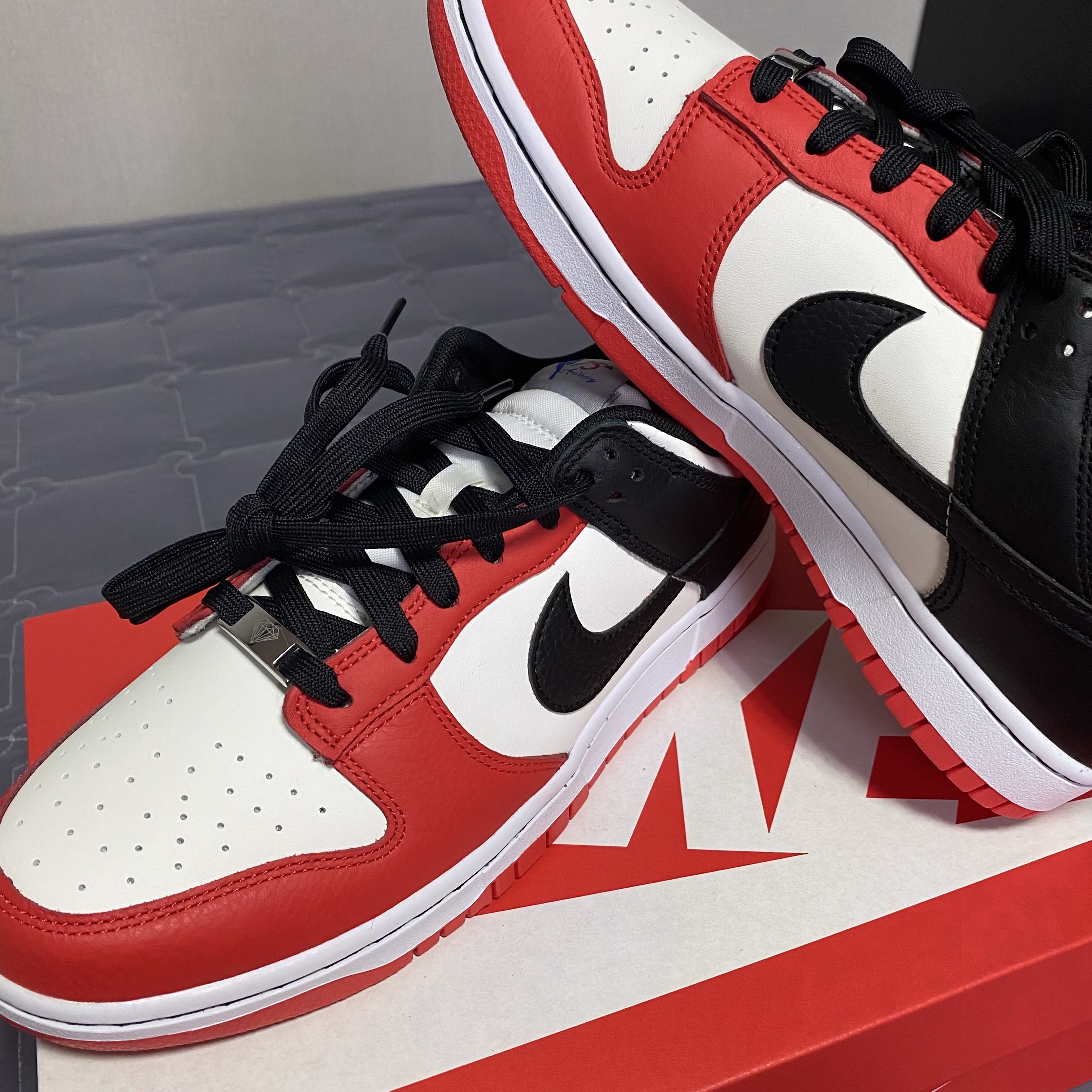 Nike x NBA Dunk Low Retro EMB Black and Chile Red 착용 스타일 - 2