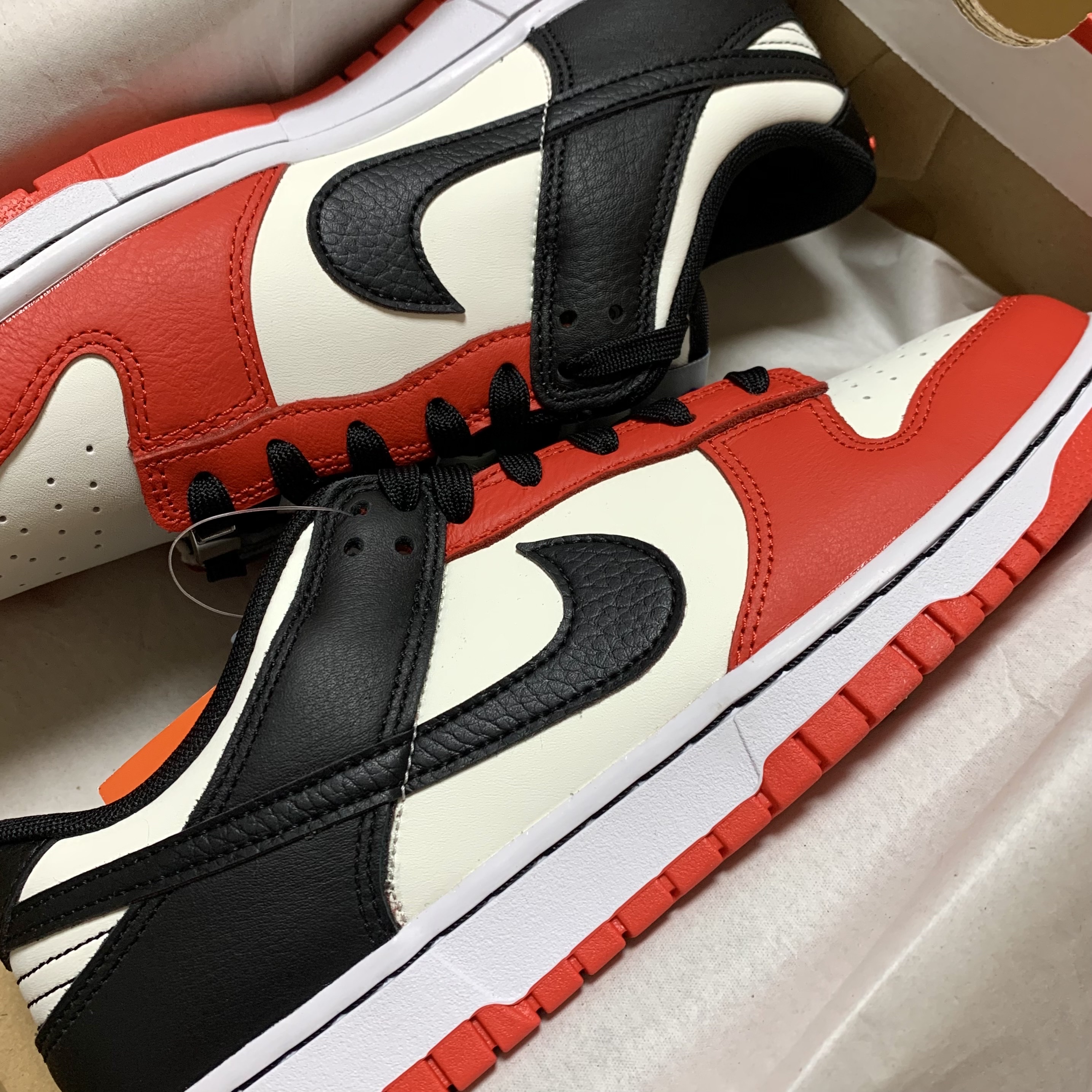 Nike x NBA Dunk Low Retro EMB Black and Chile Red 착용 스타일