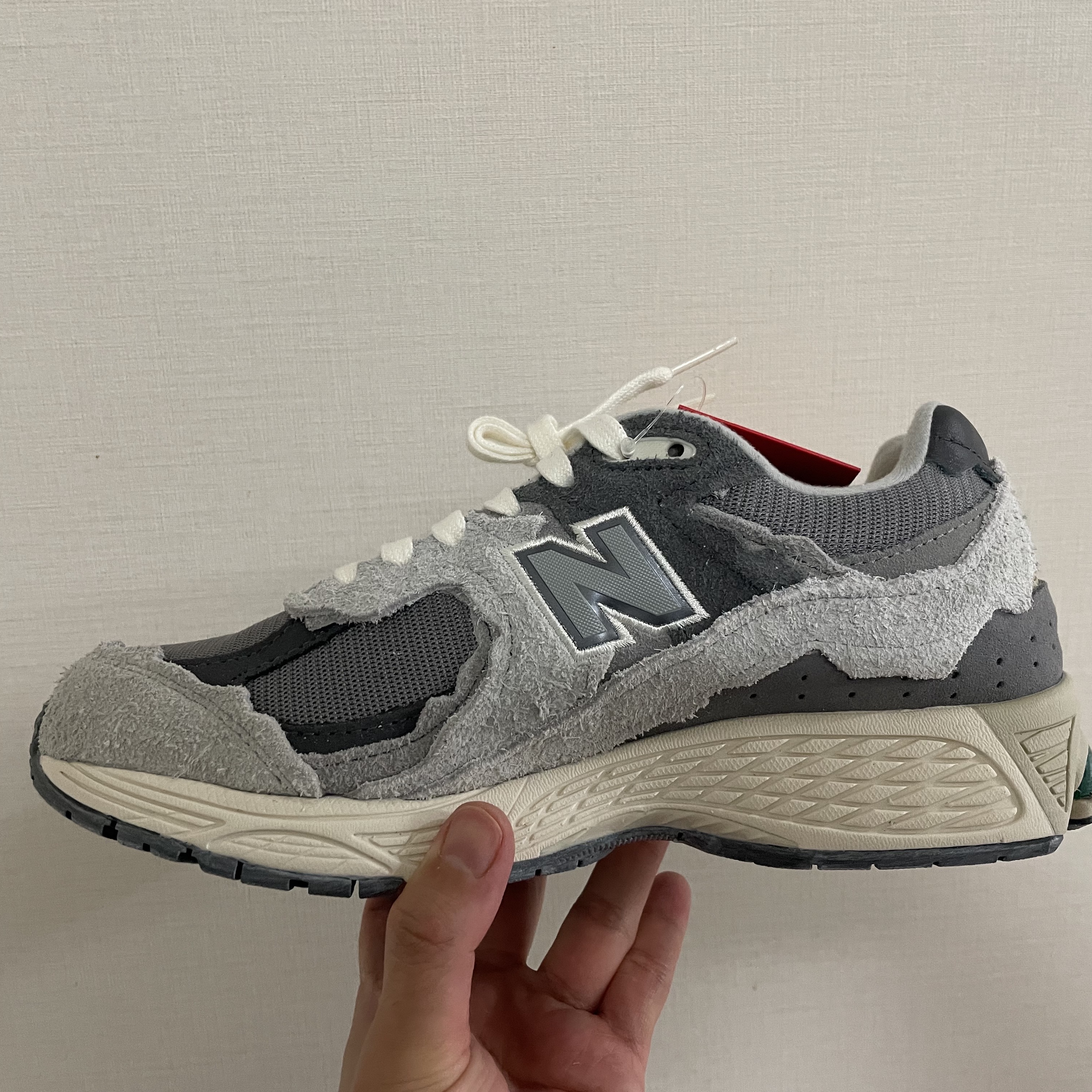 New Balance 2002R Protection Pack Rain Cloud 착용 스타일 - 2