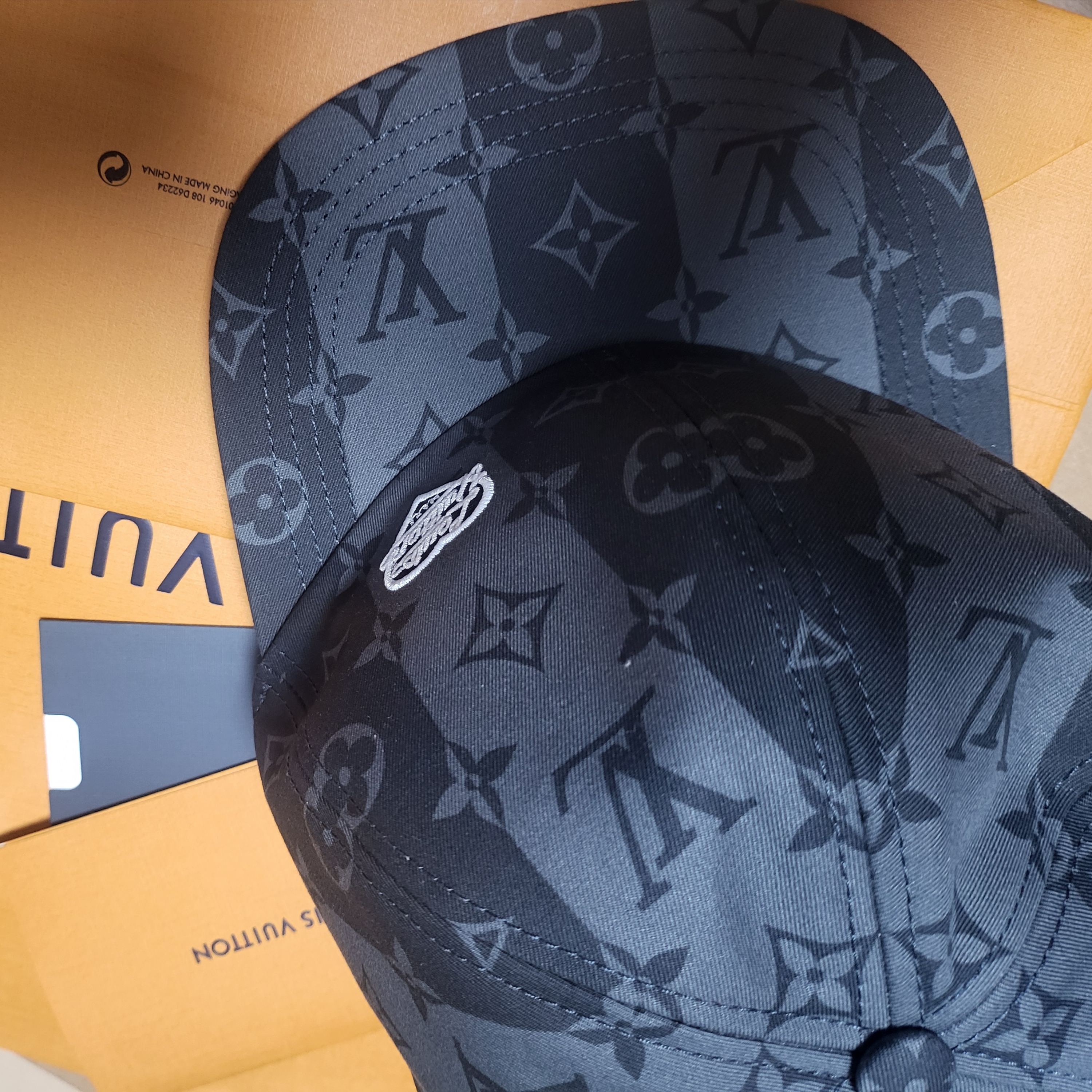 Louis Vuitton x Nigo LV Made Stripe Hat Gray 착용 스타일 - 2